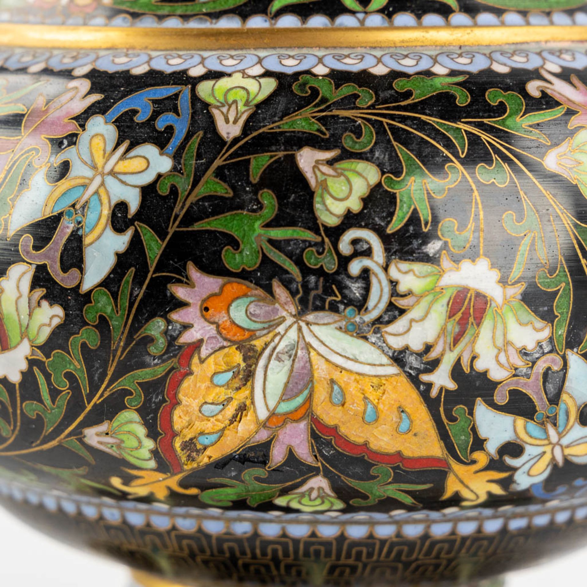 Four pairs of Cloisonné enamel vases, added 1 vase and two small pieces. (H:38 x D:23 cm) - Bild 11 aus 18