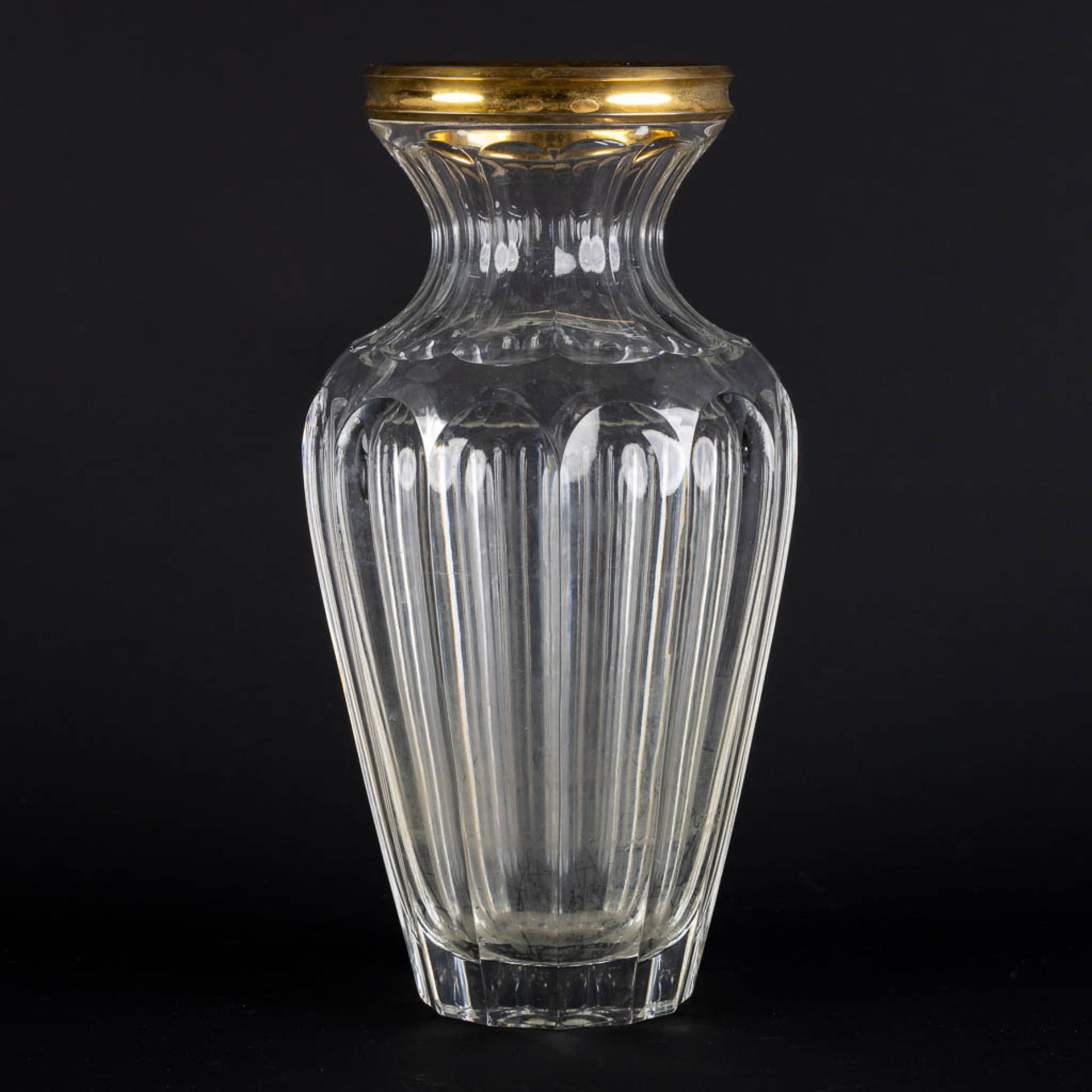 A crystal vase with a gold-plated silver ring by Wolfers Frères. A835. (H:33 x D:15,5 cm)