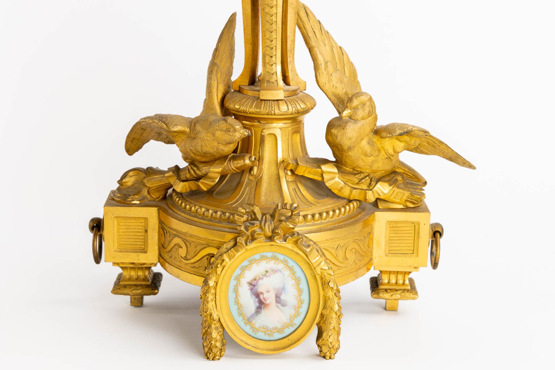 Lerolle Paris, a three-piece mantle garniture clock and candelabra, gilt bronze. France, 19th C. (L: - Bild 15 aus 21