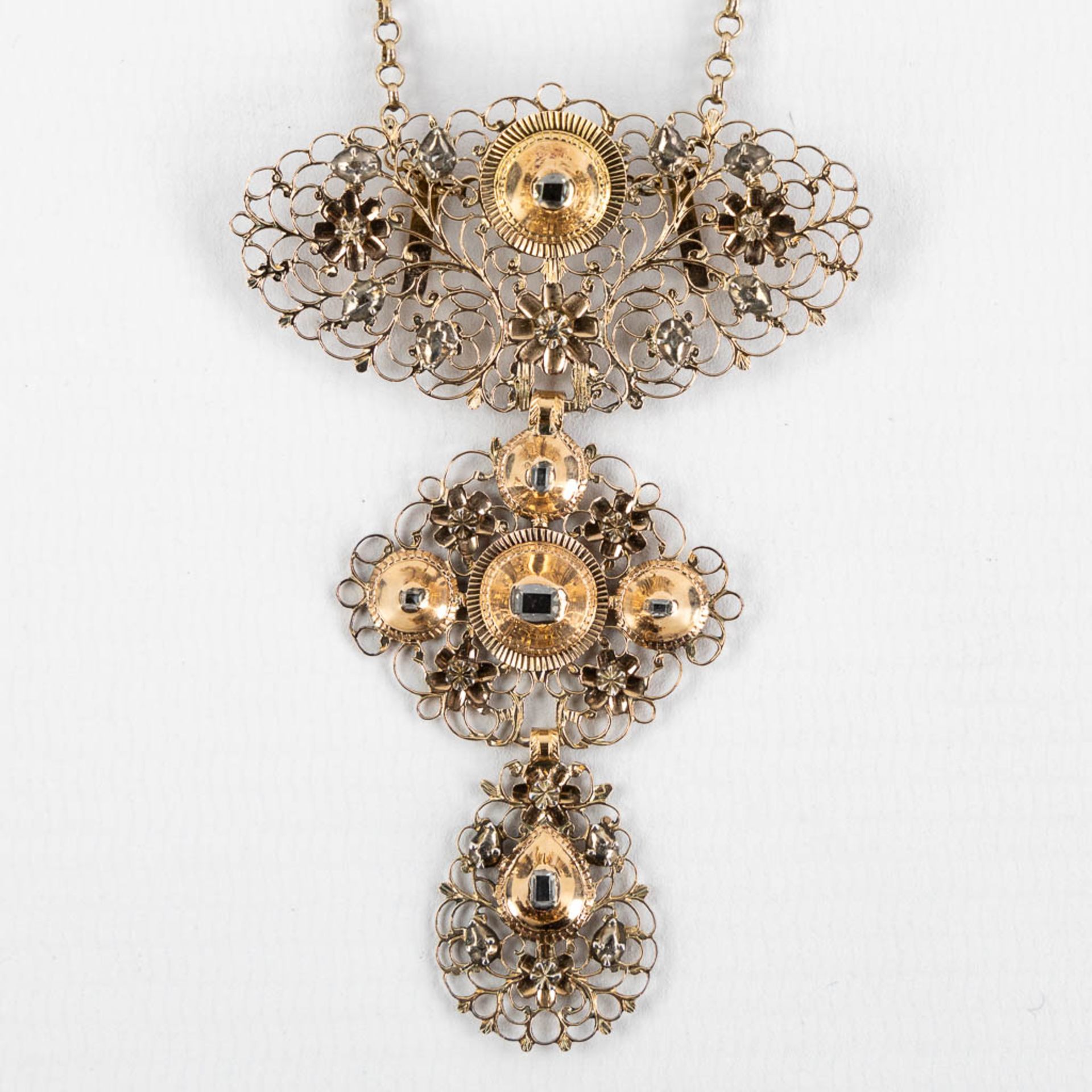 An antique pendant, 18kt yellow gold with old-cut diamonds. 19th C. (H:7,8 cm)