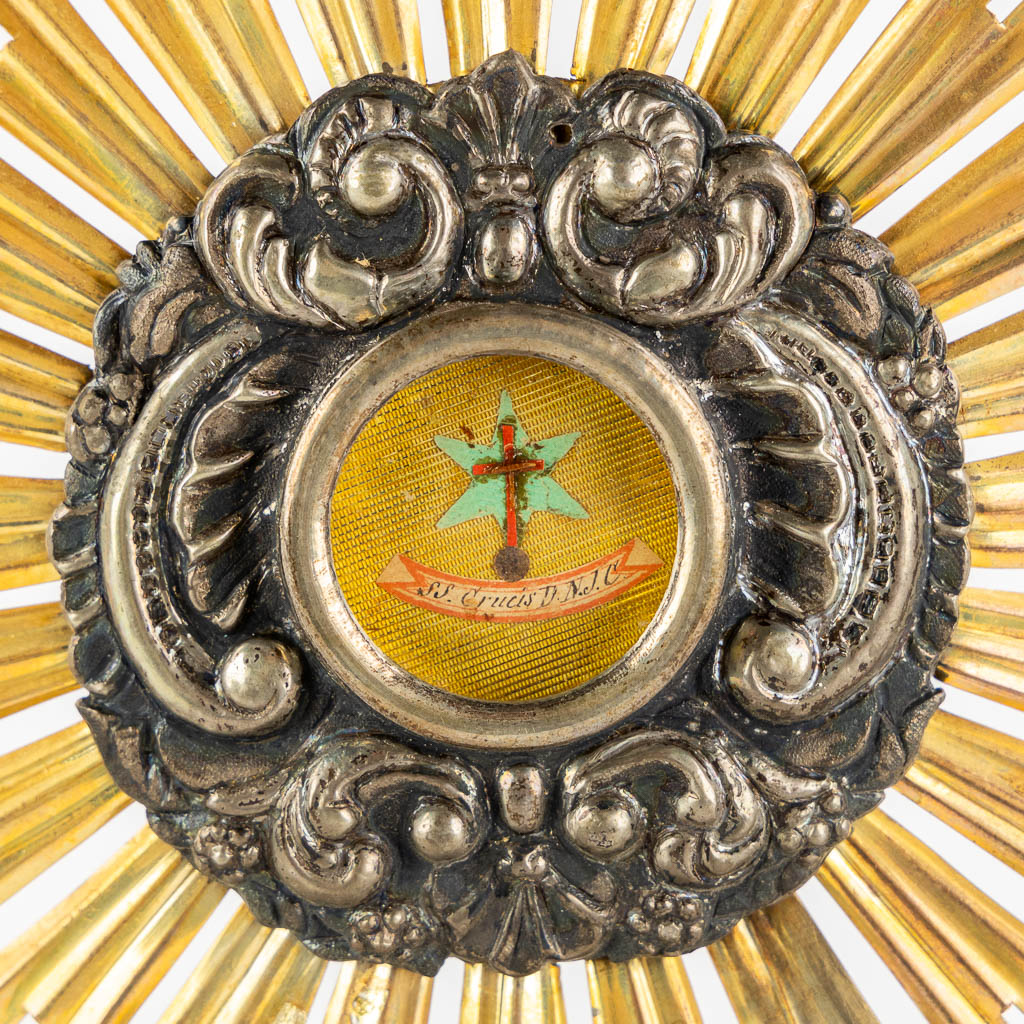 A small sunburst monstrance with a relic for the 'True Cross'. (L:10 x W:17,5 x H:30,5 cm) - Image 8 of 12
