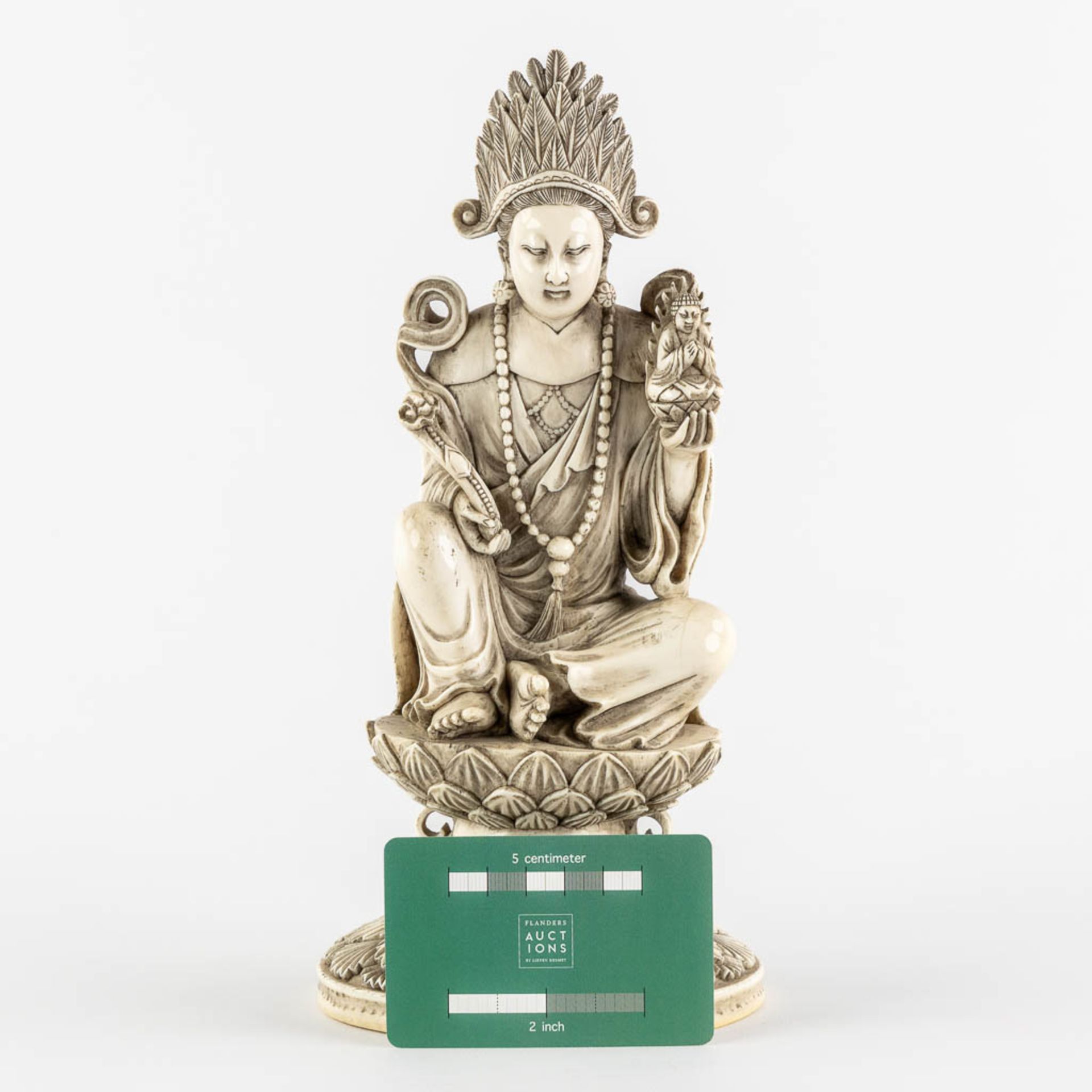 A Chinese Buddha holding a Ruyi and Buddha, sculptured ivory. Circa 1900. (L:10,5 x W:12,5 x H:25,5  - Bild 2 aus 11