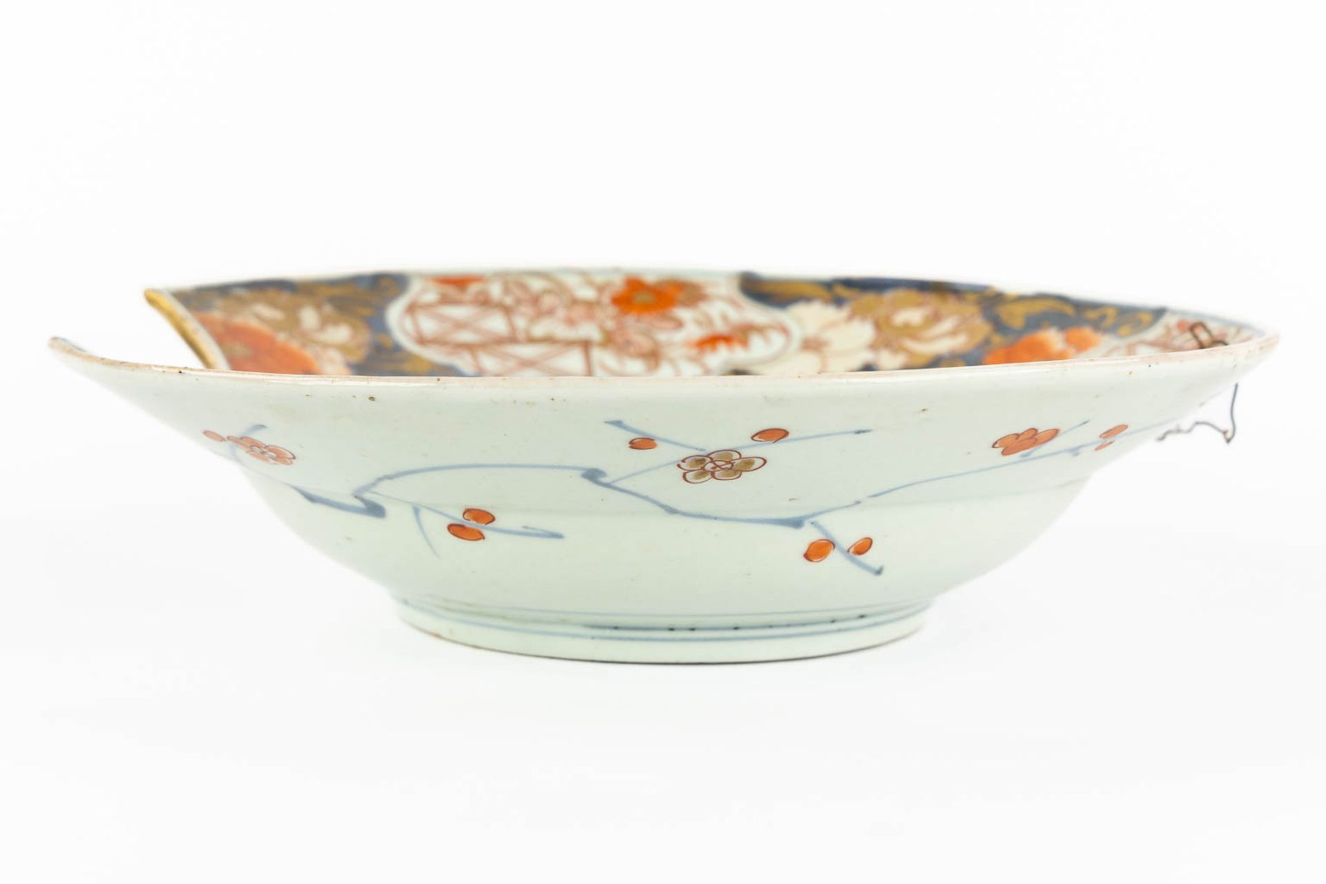 A Japanese Imari 'Shaving Bowl' 18th/19th C. (H:6,5 x D:26,5 cm) - Image 8 of 9