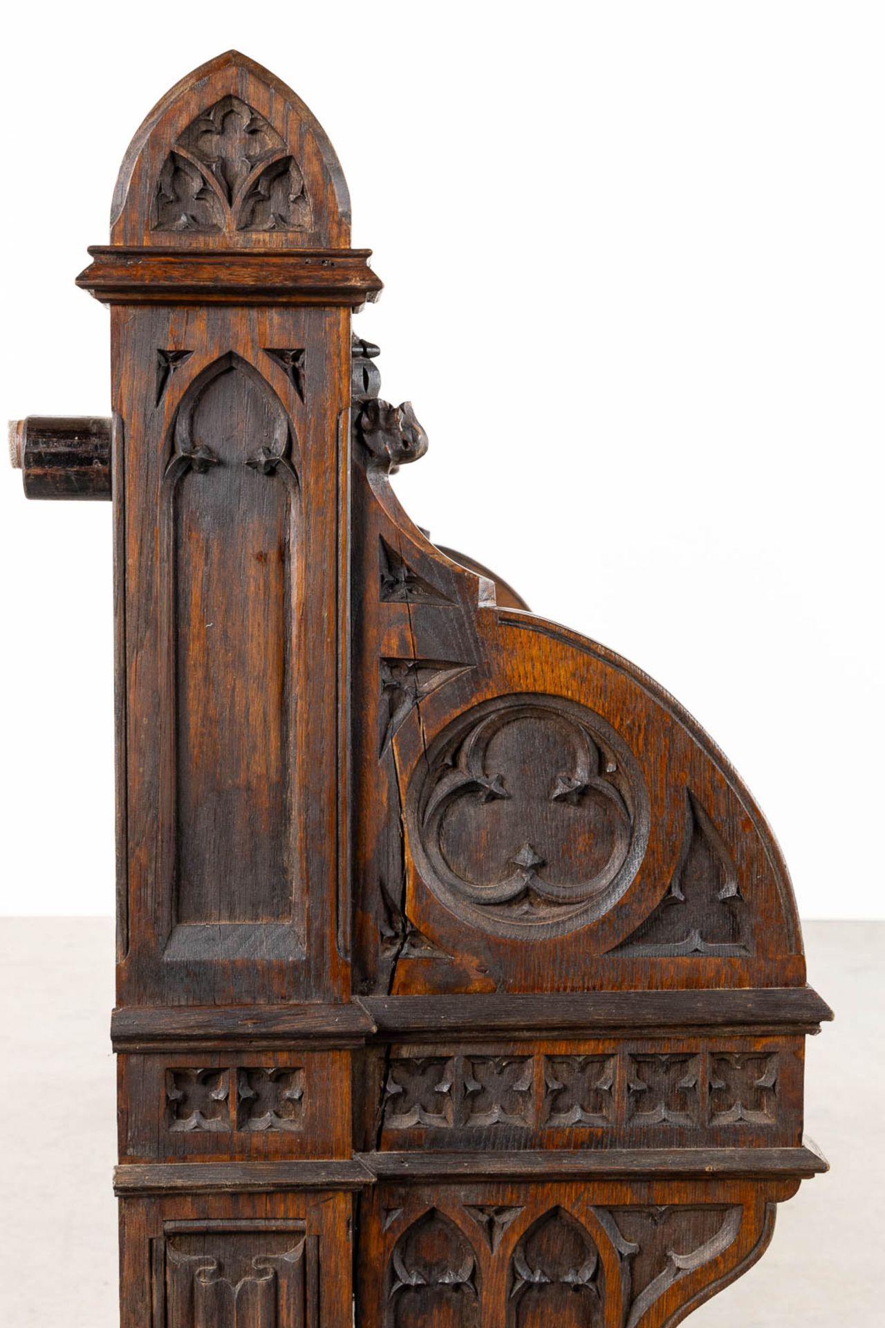 6 identical 'Church Benches' sculptured oak, Gothic Revival. (L:46 x W:164 x H:100 cm) - Image 9 of 12