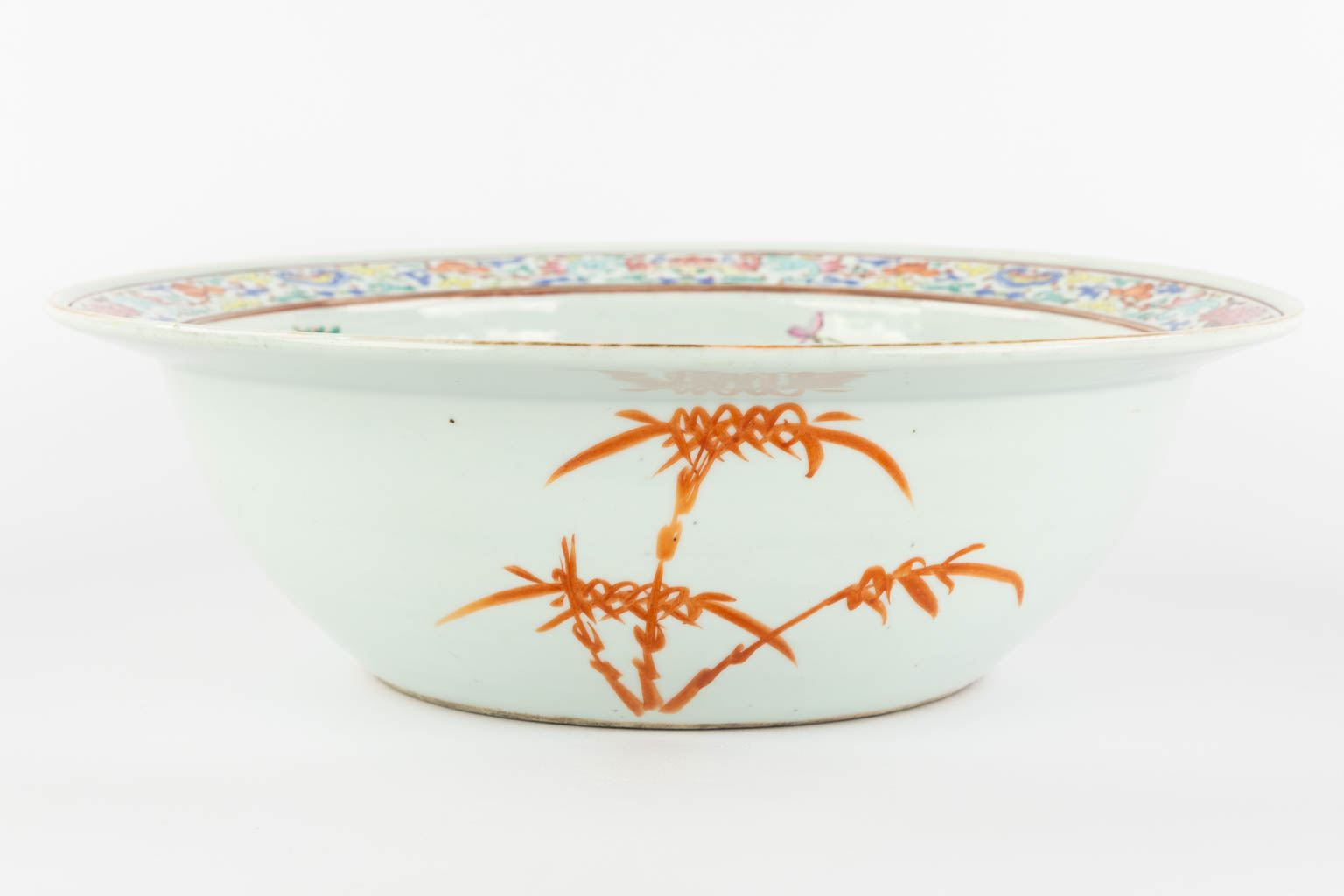 A large Chinese Famille Rose bowl, 'The Harvest'. 19th C. (H:11,5 x D:38 cm) - Image 9 of 9
