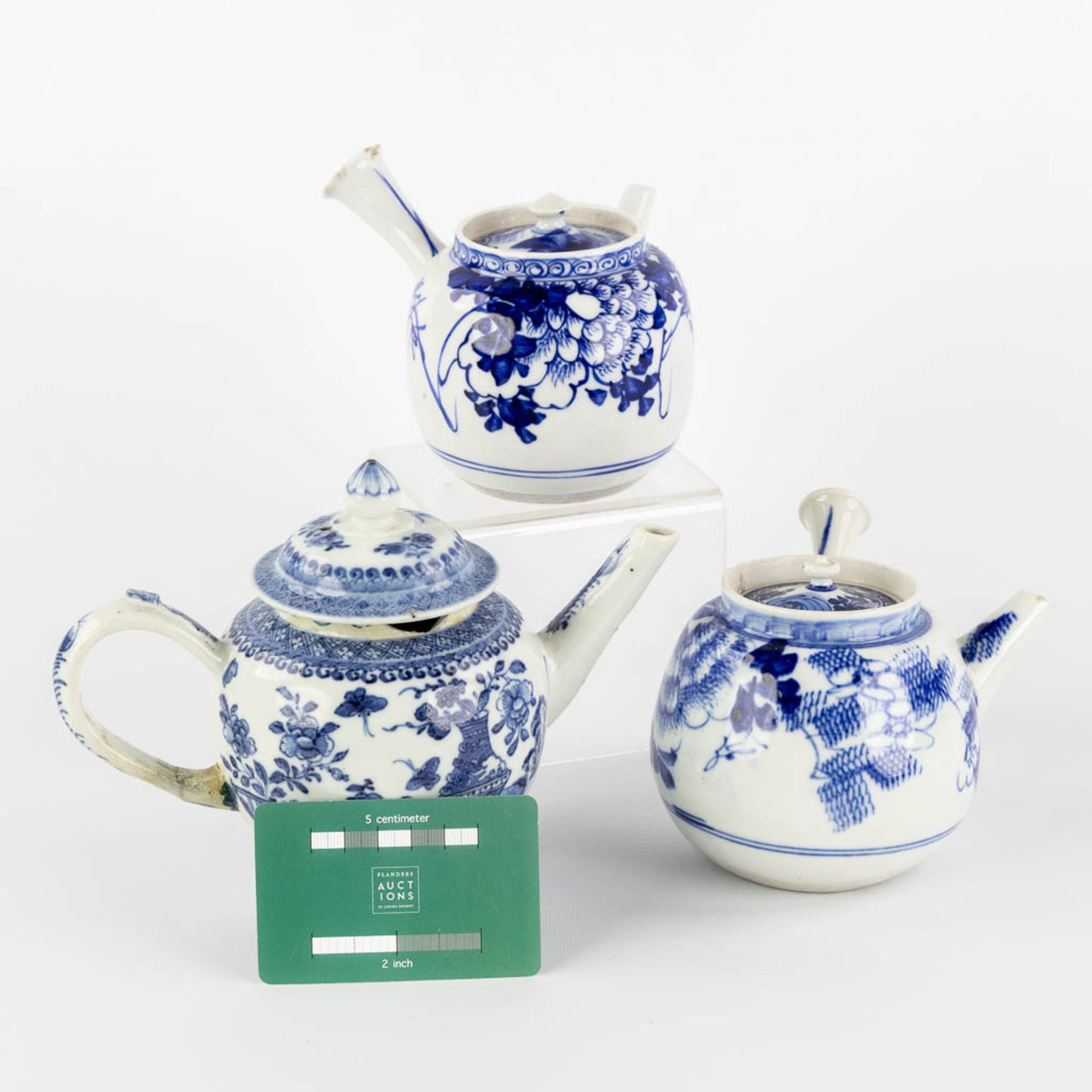 Three Chinese and Japanese teapots, blue-white decor. (W:20 x H:14 cm) - Image 2 of 17