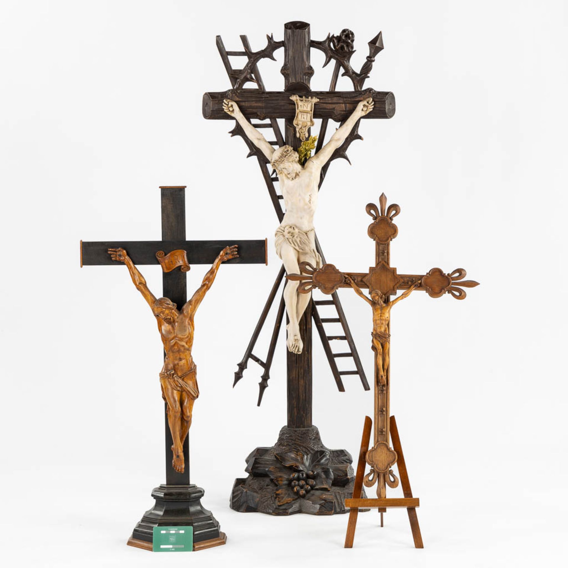 Three large crucifixes, sculptured wood and plaster. (W:46 x H:115 cm) - Bild 2 aus 9