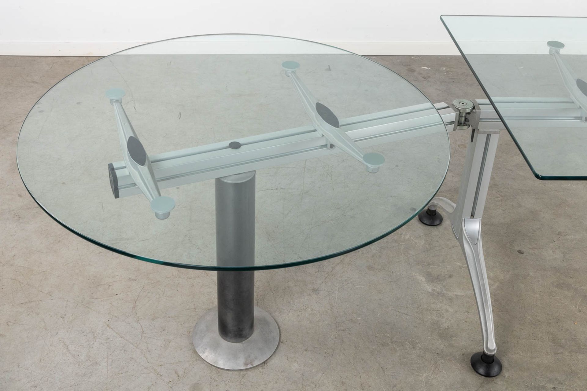 Frezza Tiper B2B, Desk, aluminium with two glass table tops. (L:90 x W:318 x H:73 cm) - Image 4 of 8