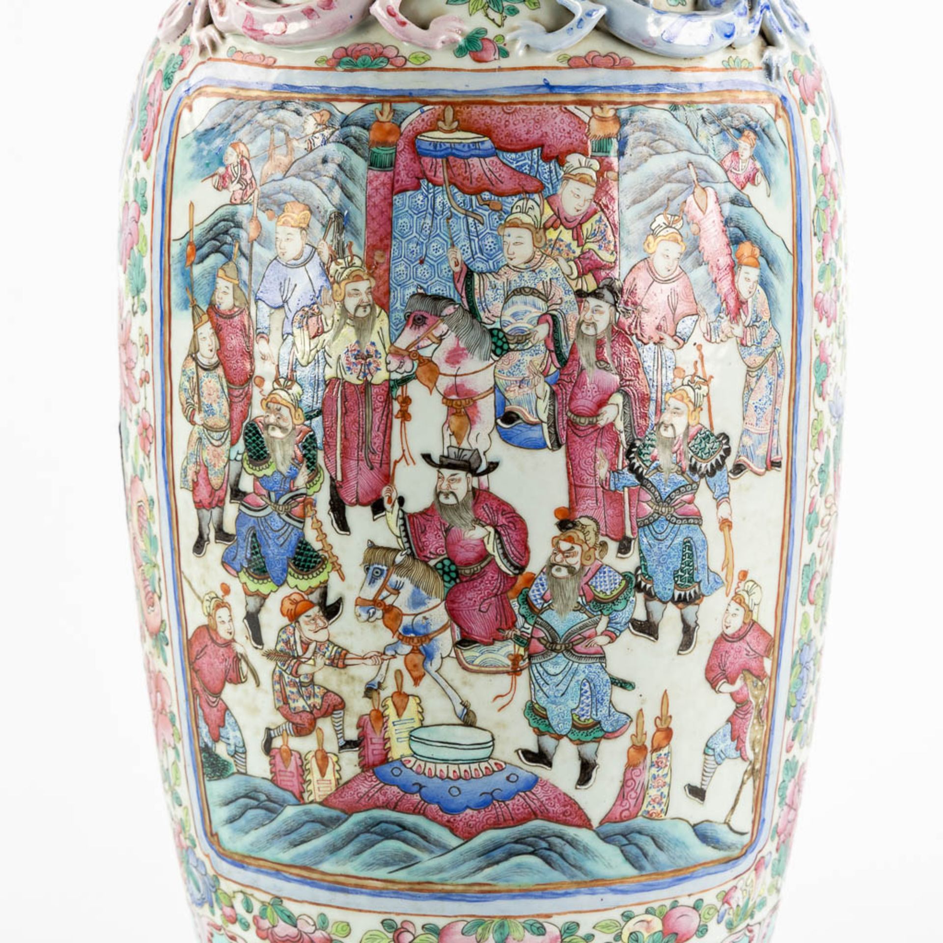 A Chinese Famille Rose vase decorated with figurines. (H:63,5 x D:23 cm) - Bild 10 aus 13
