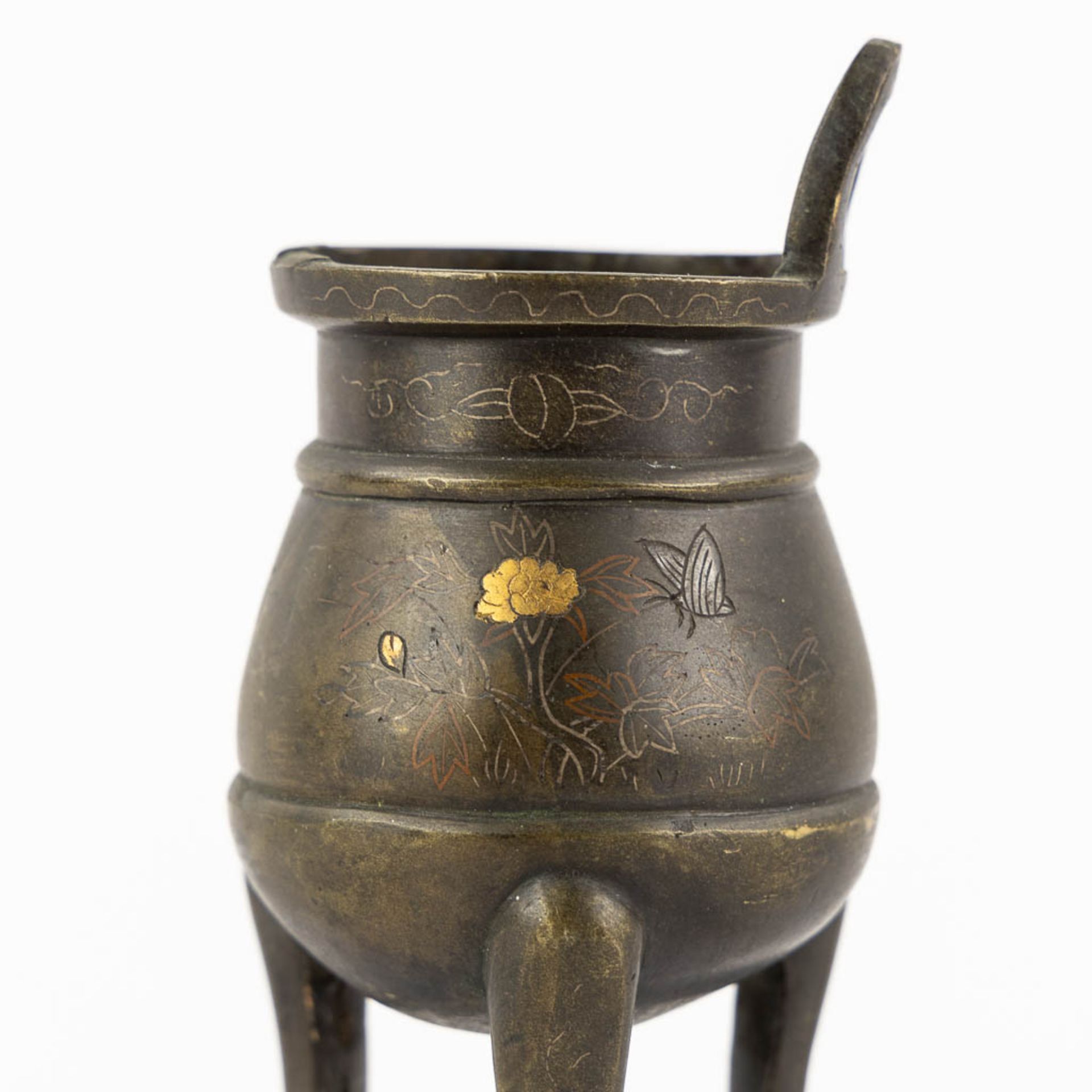 A Chinese insence burner, vase and a lucky coin. Bronze. (H:19 x D:5 cm) - Bild 16 aus 19
