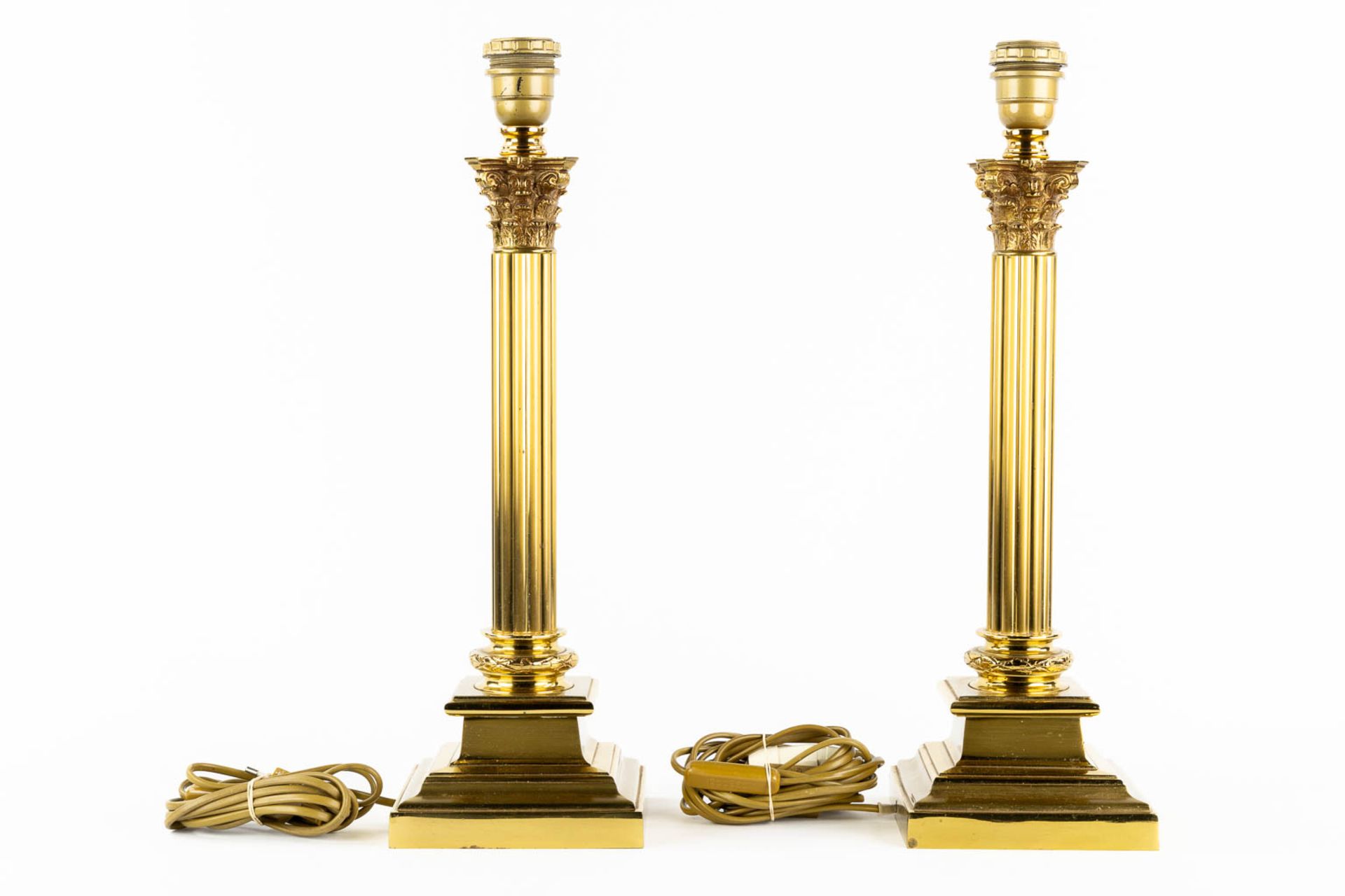 A decorative pair of table lamps with Corinthian pillars. (L:15 x W:15 x H:48 cm) - Bild 3 aus 9