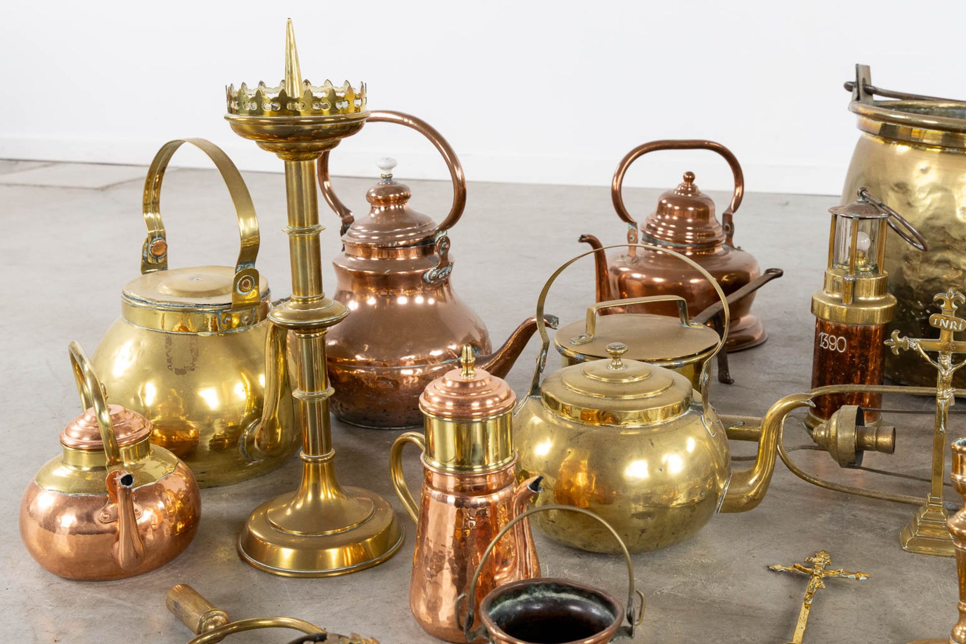 A large collection of antique copper items. (H:37 x D:46 cm) - Image 6 of 8