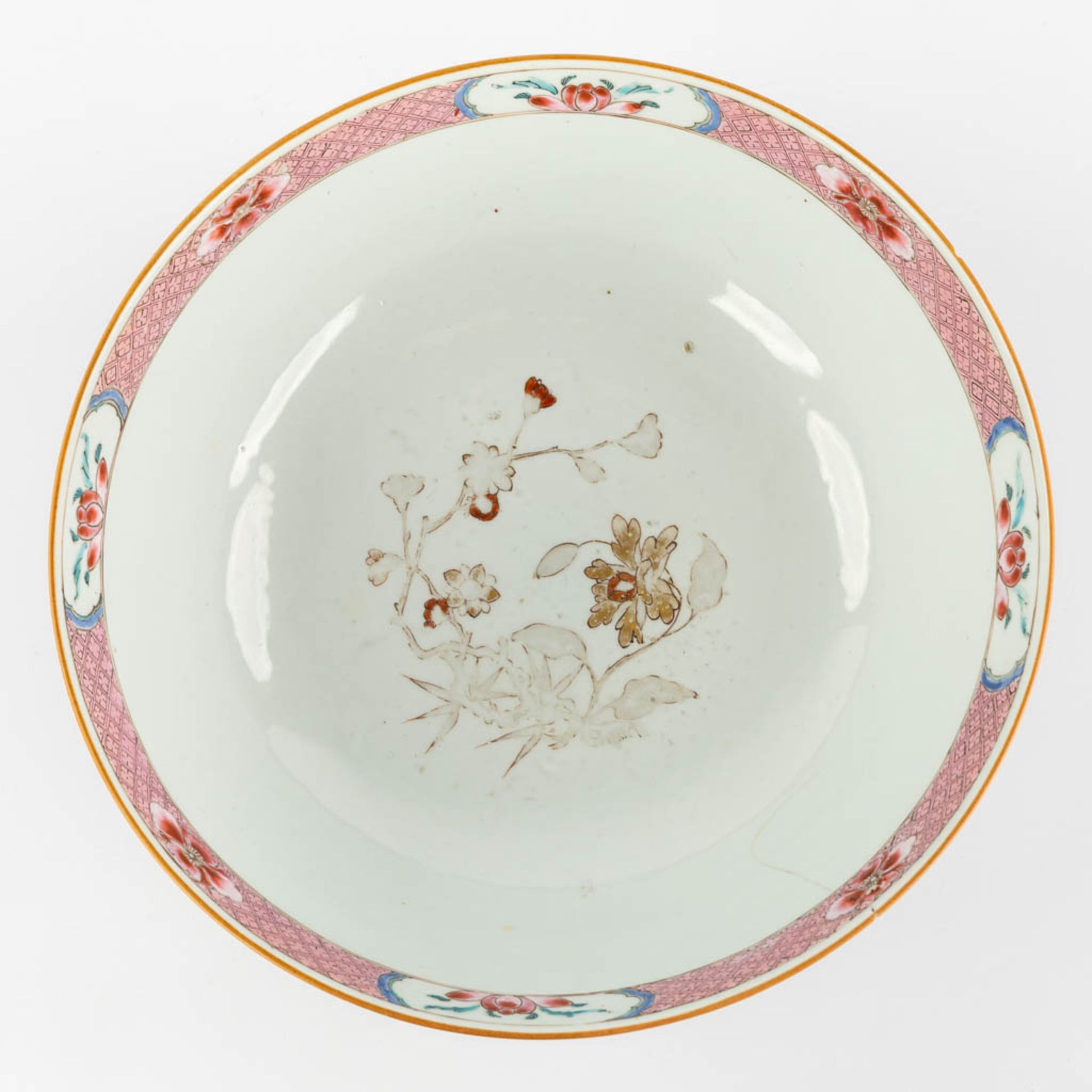 A large Chinese Famille Rose 'Deer' bowl. 19th C. (H:11 x D:28,5 cm) - Image 8 of 14