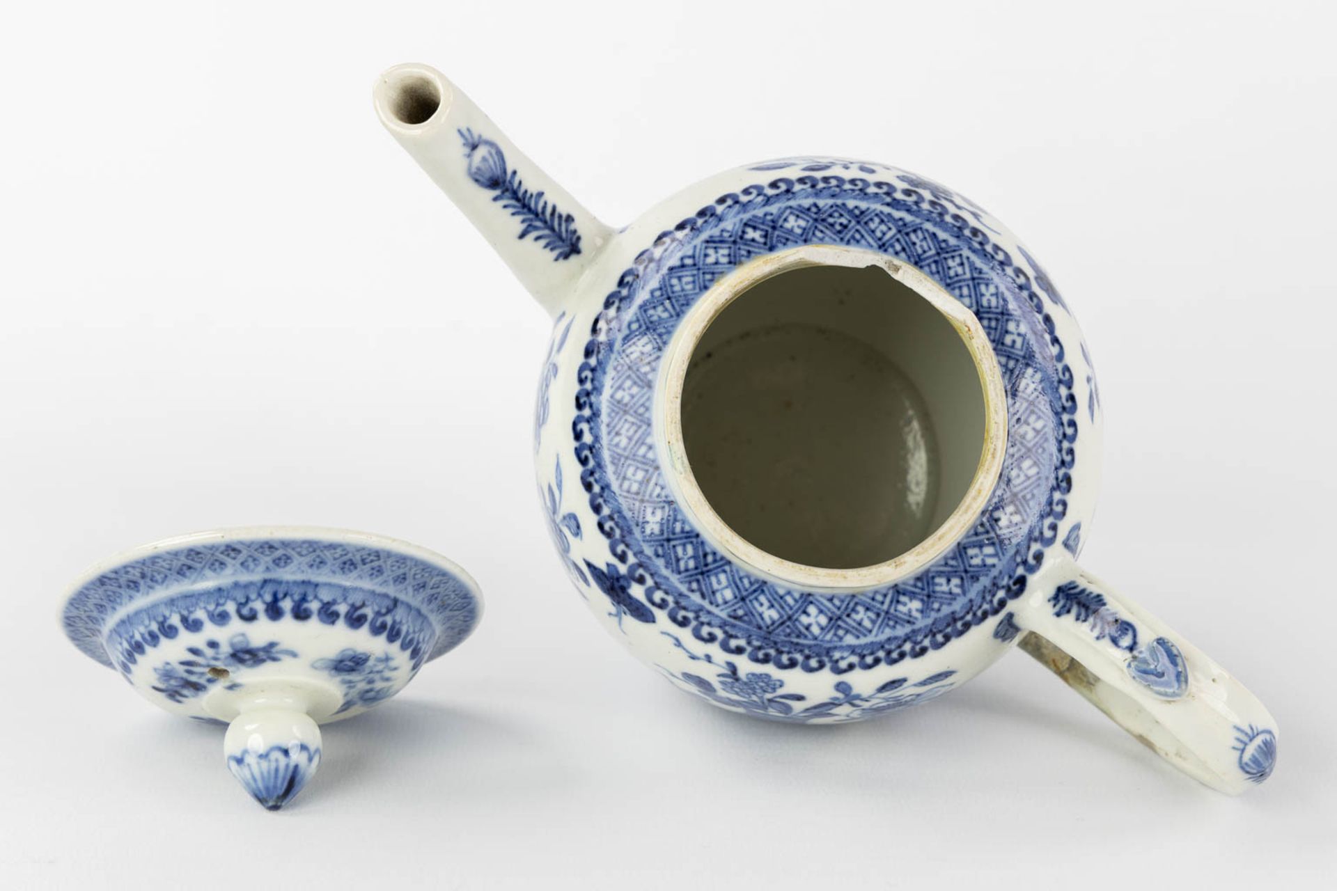 Three Chinese and Japanese teapots, blue-white decor. (W:20 x H:14 cm) - Image 8 of 17