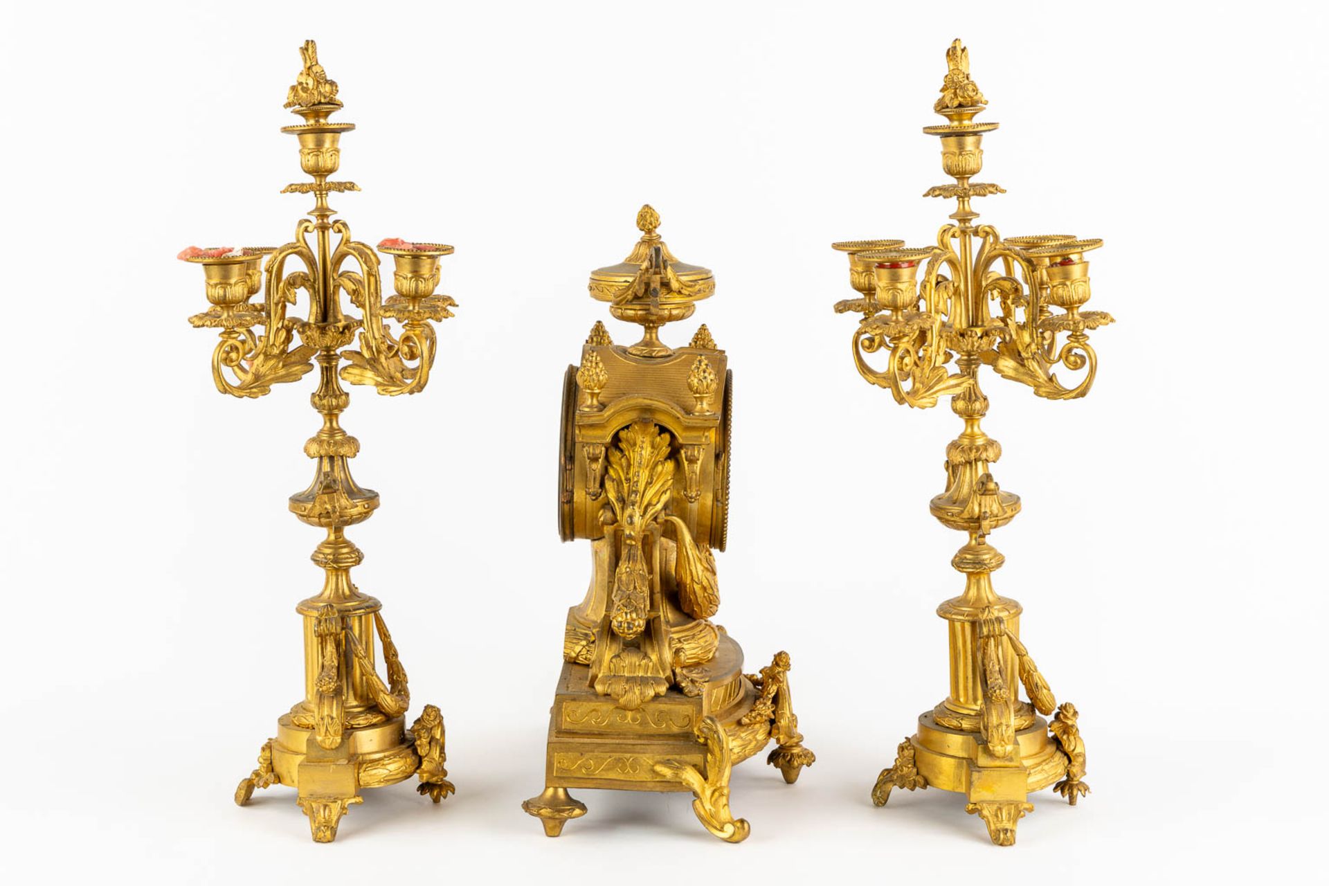 A three-piece mantle garniture clock and candelabra, gilt bronze. 19th C. (L:20 x W:32 x H:43 cm) - Bild 4 aus 13