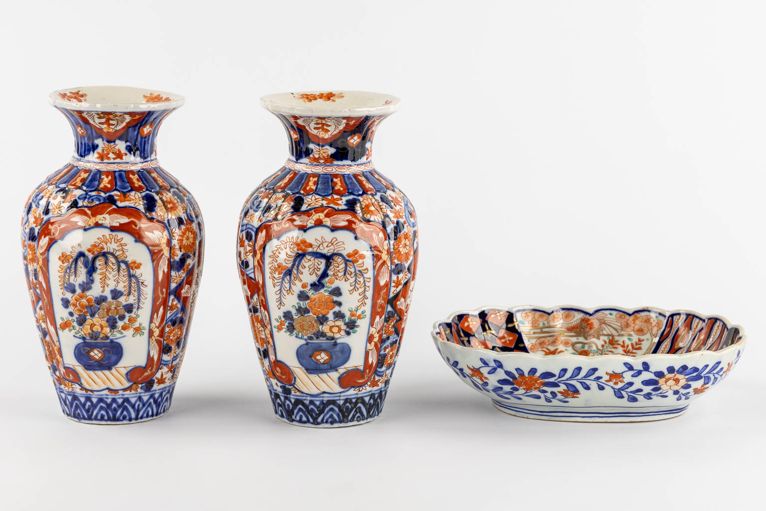 A pair of vases and a bowl, Japanese Imari porcelain. (H:25 x D:14 cm) - Image 3 of 11