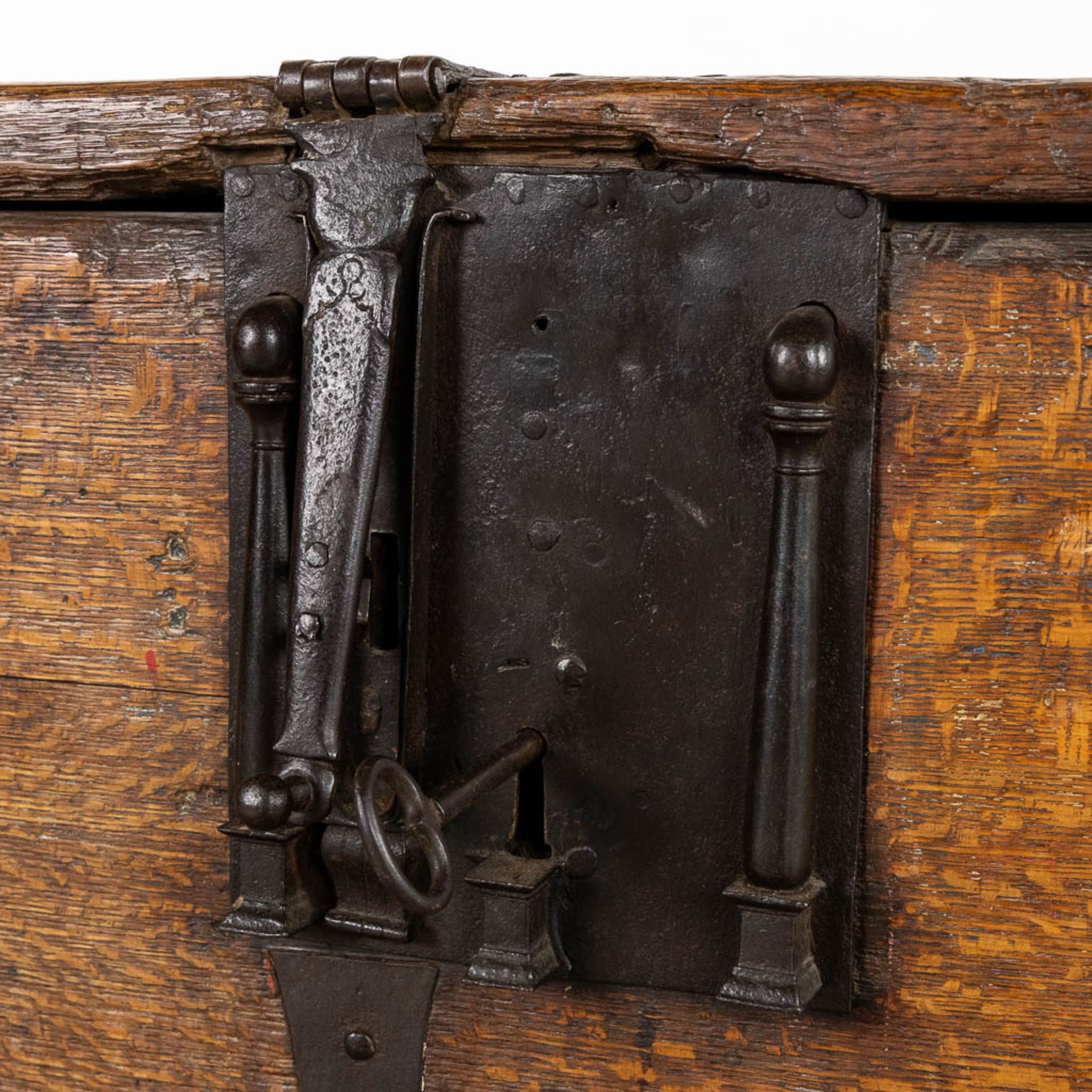 An antique Money box, wood mounted with wrought iron, circa 1500. (L:77 x W:44 x H:50 cm) - Bild 9 aus 14