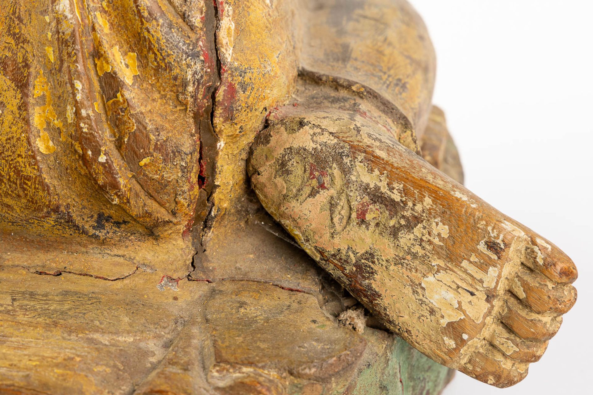 An antique wood-sculptured figurine of a monk. 18th/19th C. (L:36 x W:30 x H:47 cm) - Bild 10 aus 10