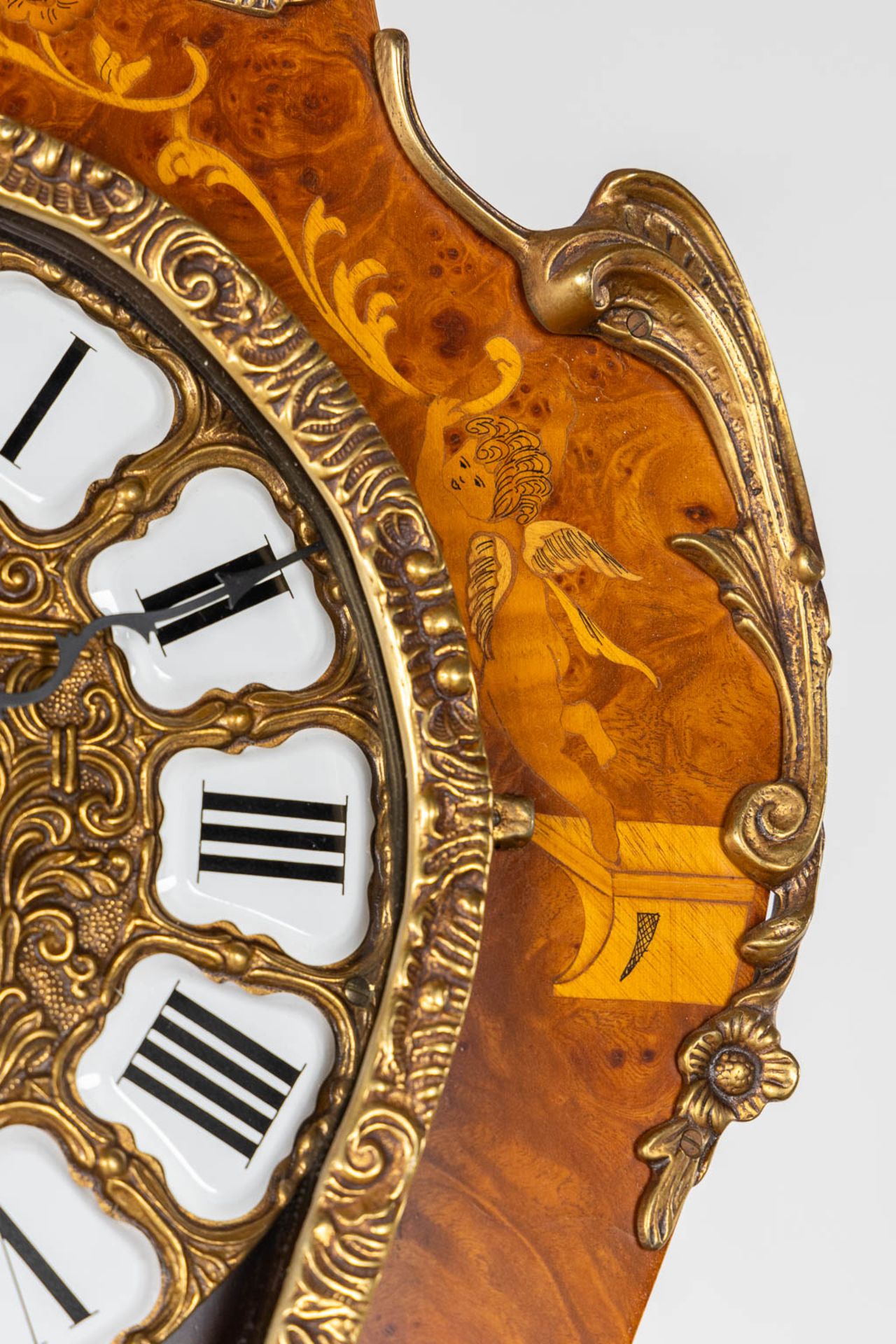 A cartel clock on a pedestal, Westminster movement, marquetry inlay and mounted with bronze. (L:29 x - Bild 15 aus 15