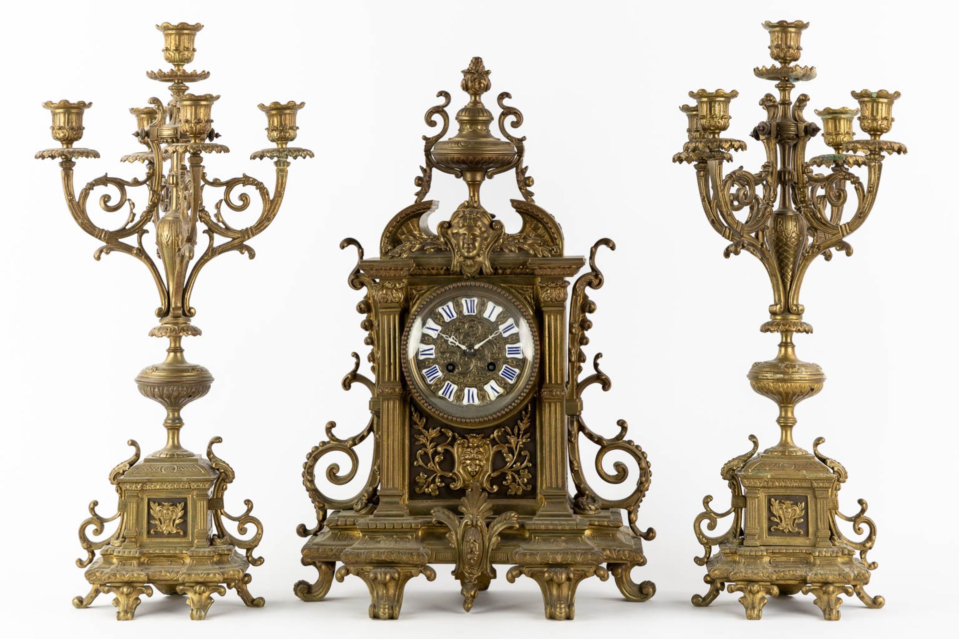 A three-piece mantle garniture clock and candelabra, patinated bronze. (L:16 x W:33 x H:50 cm) - Bild 3 aus 13