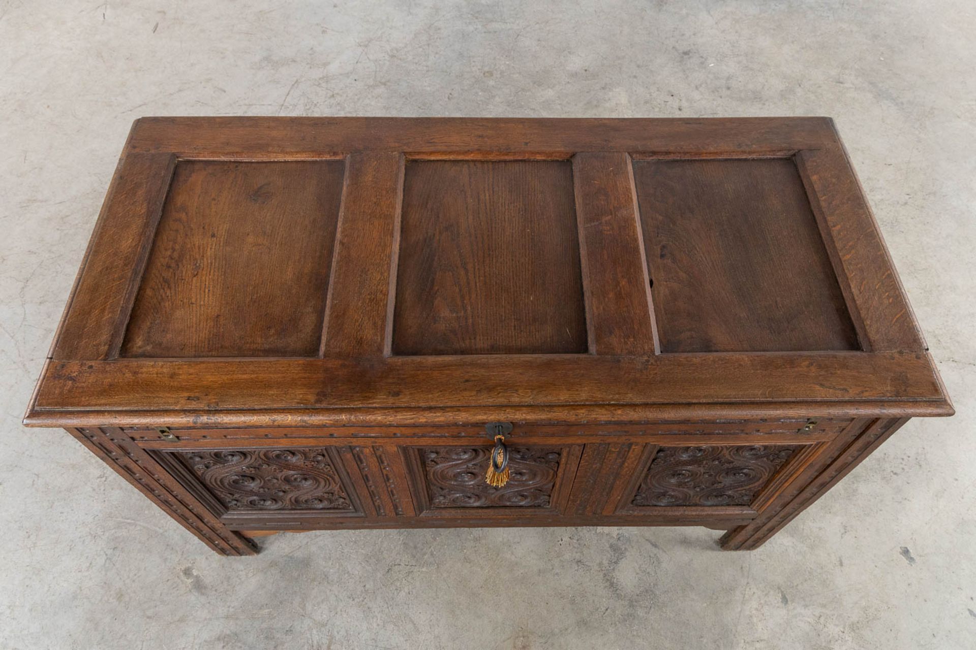 A chest with wood-sculptured panels. 19th C. (L:56 x W:120 x H:72 cm) - Image 8 of 11