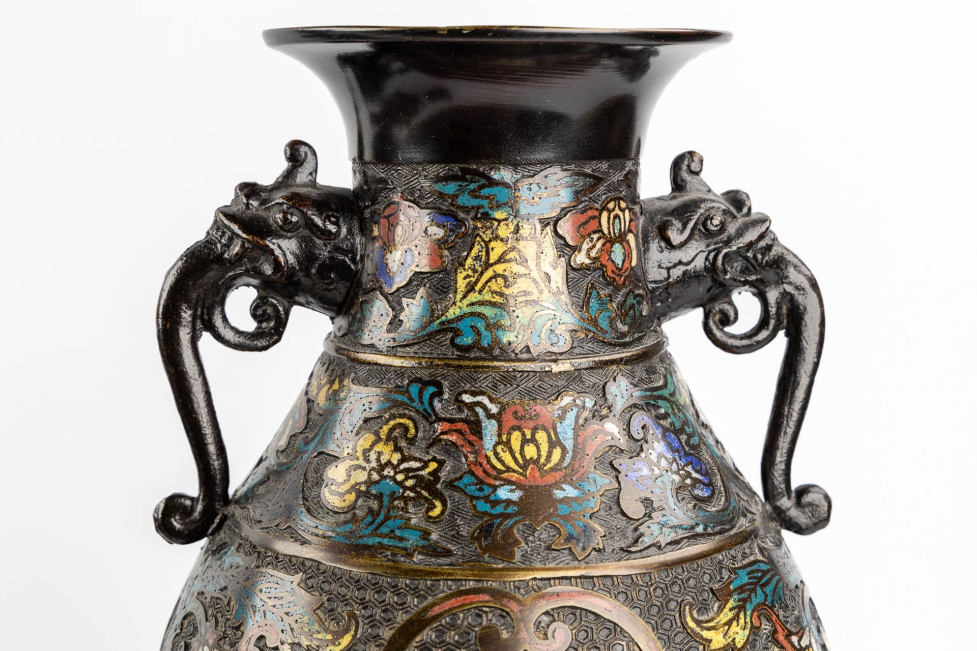 A pair of vases, added an insence burner, bronze with champslevé decor. Circa 1900. (H:45 x D:23 cm) - Bild 11 aus 15