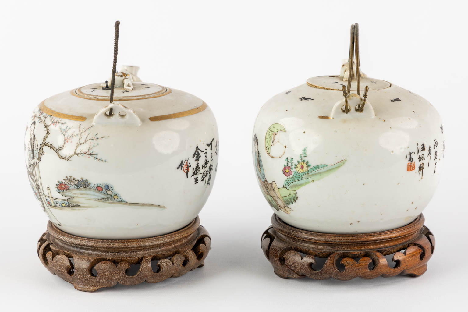 Two Chinese teapots, decorated with figurines. (L:13 x W:17,5 x H:10 cm) - Image 6 of 14