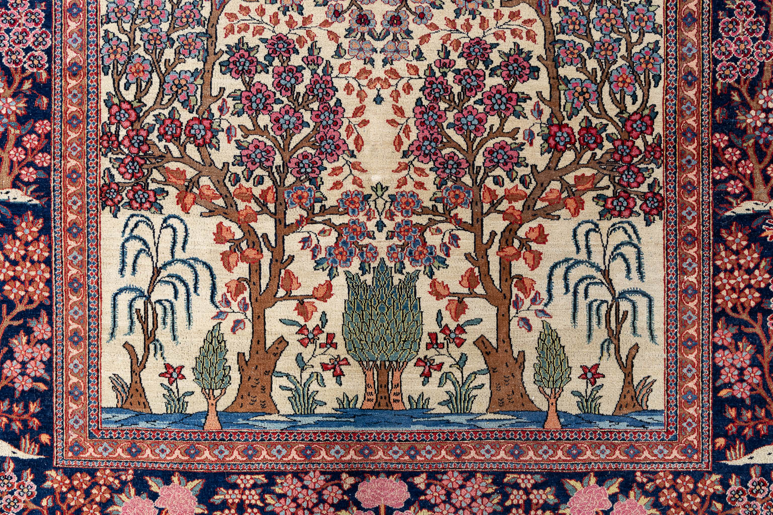 A Fine oriental hand-made and antique carpet, Isfahan. (L:204 x W:146 cm) - Image 4 of 8