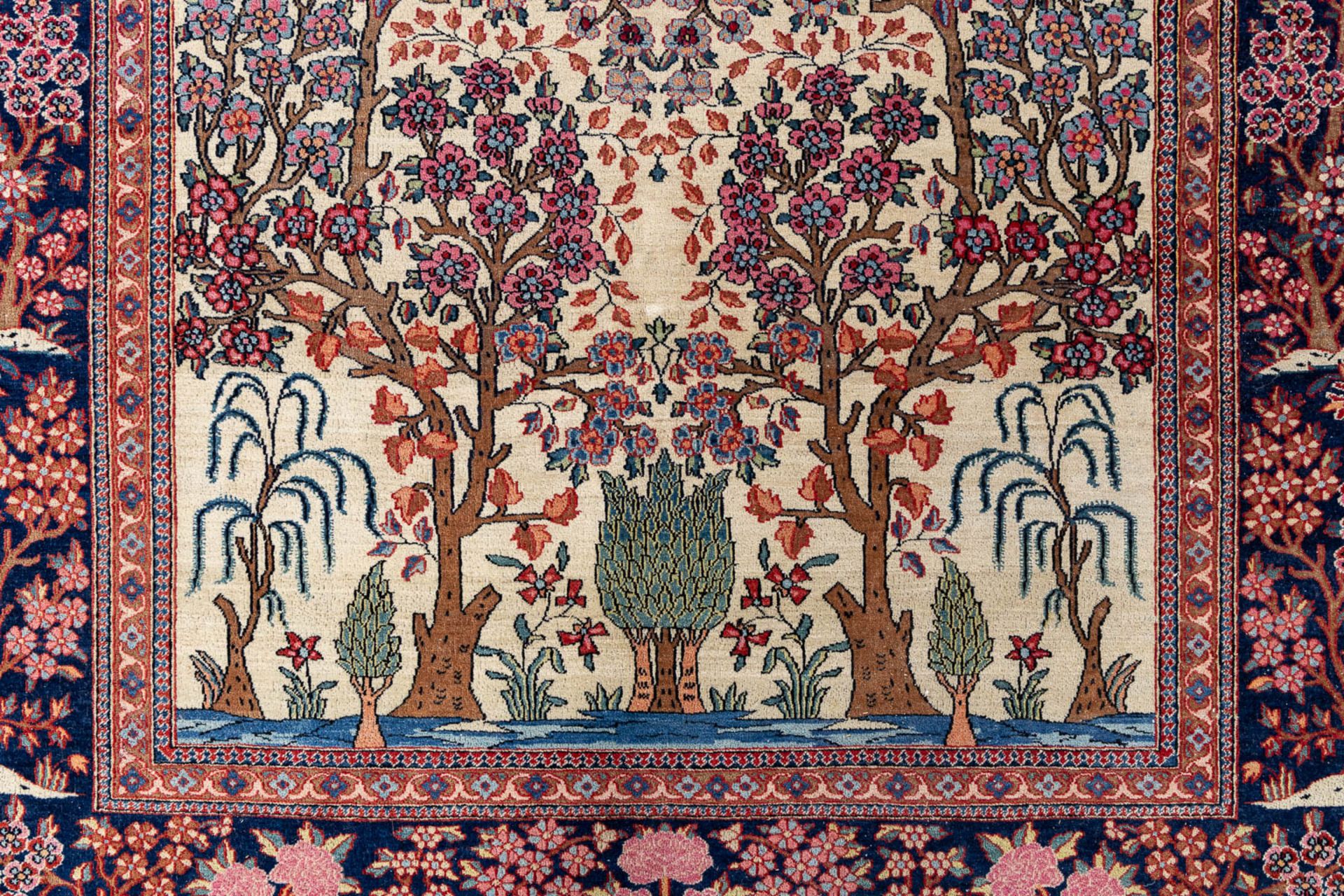 A Fine oriental hand-made and antique carpet, Isfahan. (L:204 x W:146 cm) - Bild 4 aus 8