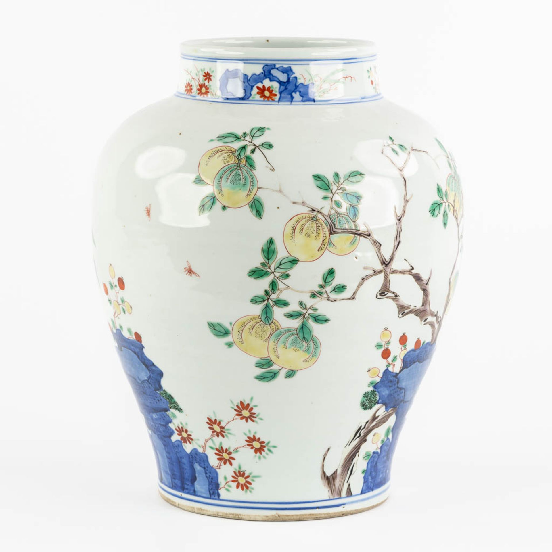 A Chinese pot, Wuchai decorated with growing fruits and blossoms. (H:31 x D:25 cm) - Bild 3 aus 11