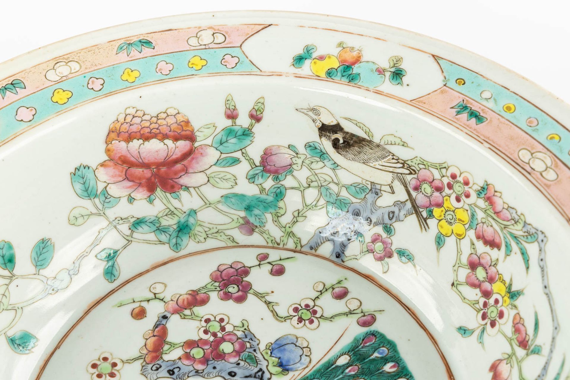 A large Chinese bowl, Famille Rose decorated with a Peacock and blossoms. 19th century. (H:12,5 x D: - Bild 4 aus 10