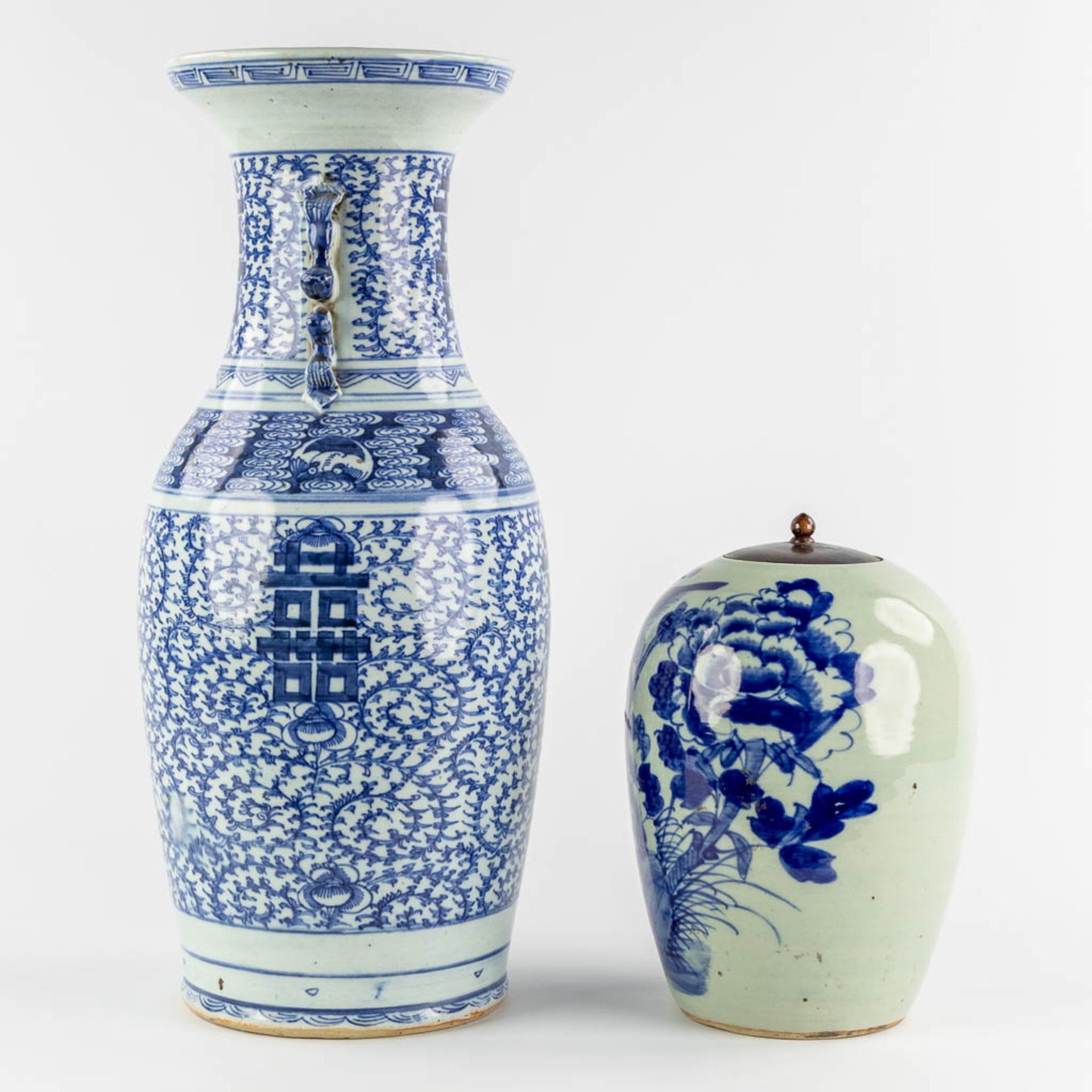 A Chinese celadon vase and ginger jar with a blue-white Double Xi and Floral decor. 19th/20th C. (H: - Bild 4 aus 11