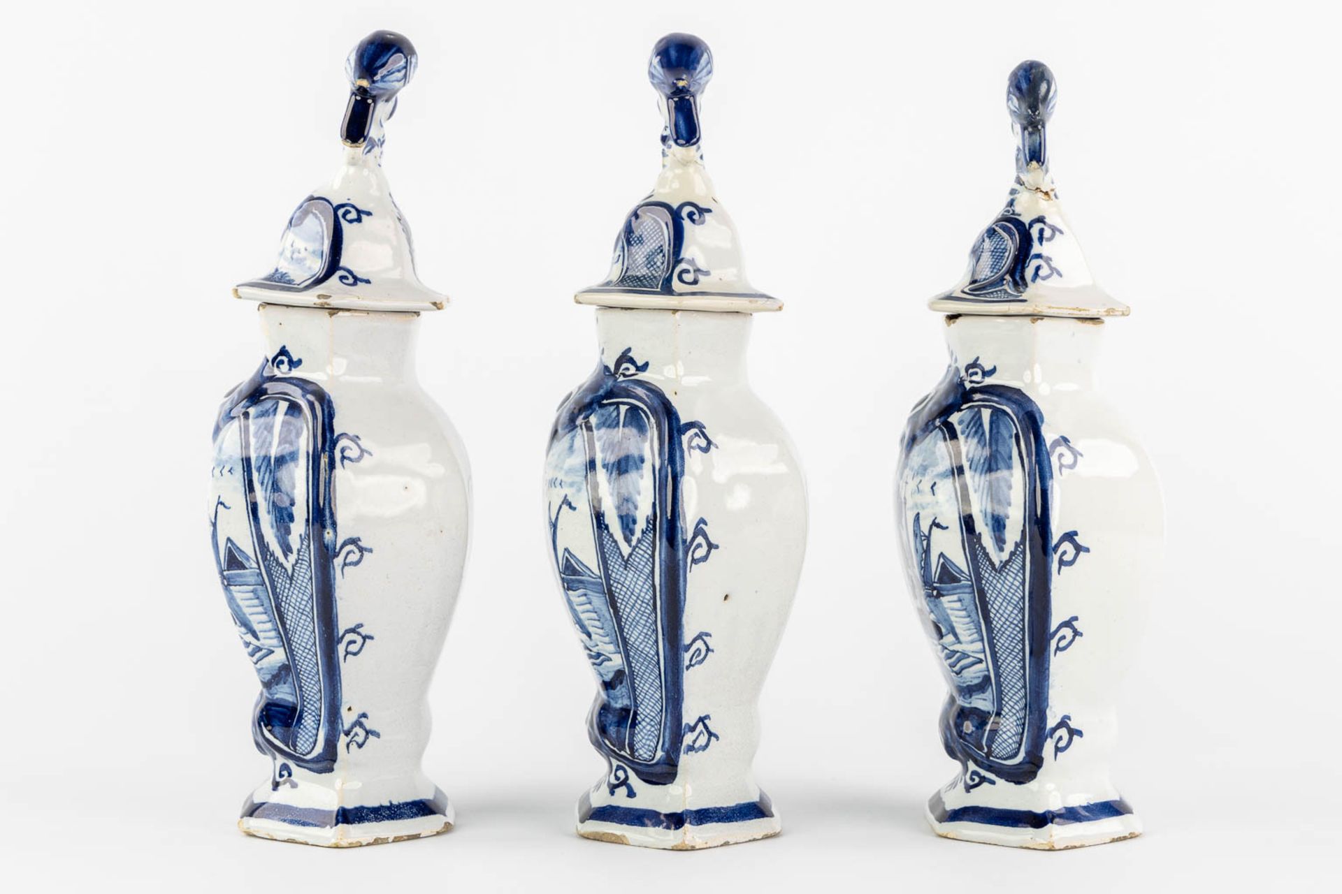 Delft, 'De Drie Klokken' A 5-piece 'Kaststel', added a 'De Porceleyne Klaauw' Peacock plate. 18th. ( - Bild 8 aus 26