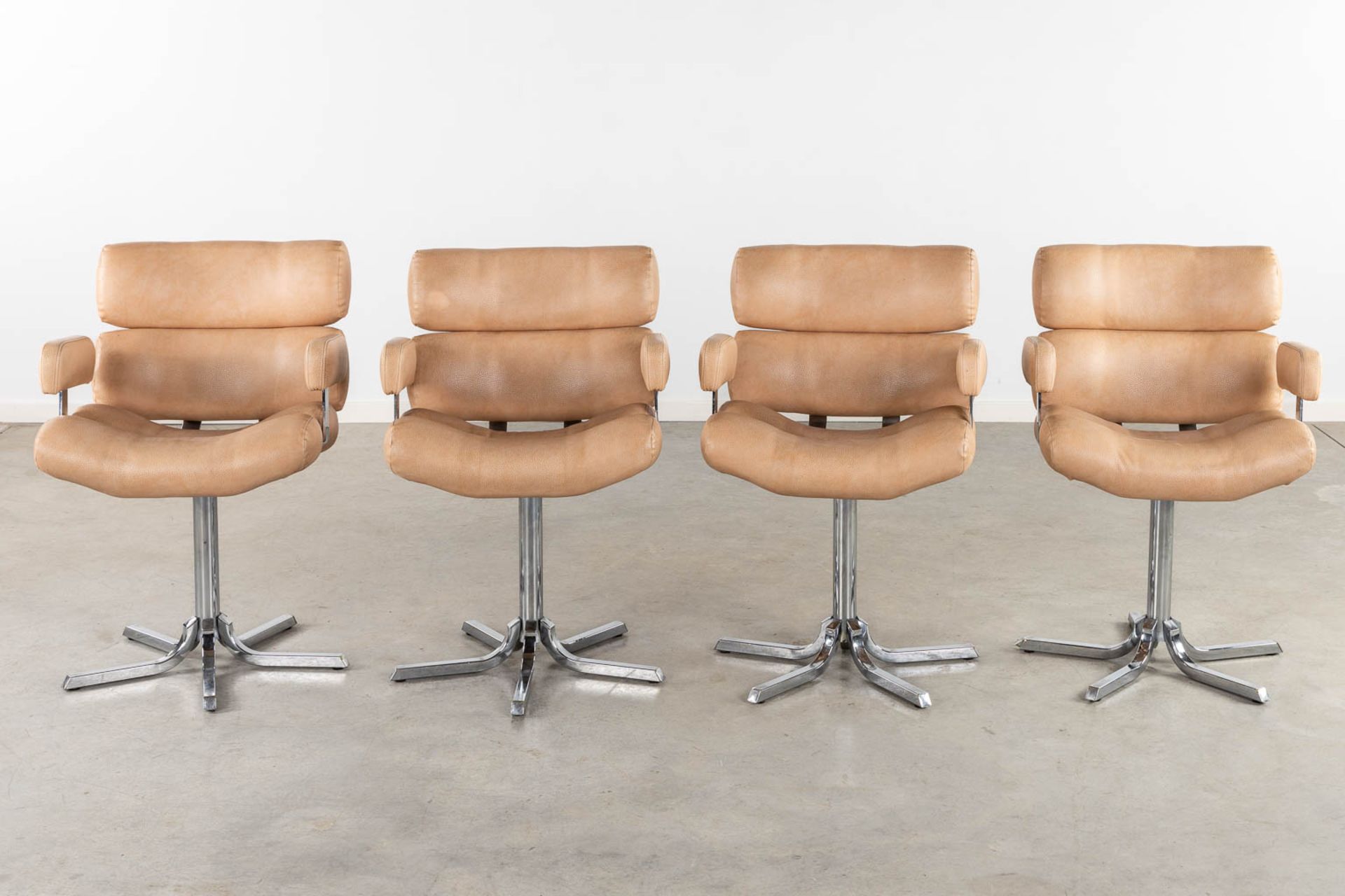 Four vintage office chairs, faux-leather and chromed metal. Circa 1970. (L:63 x W:60 x H:87 cm) - Bild 3 aus 13