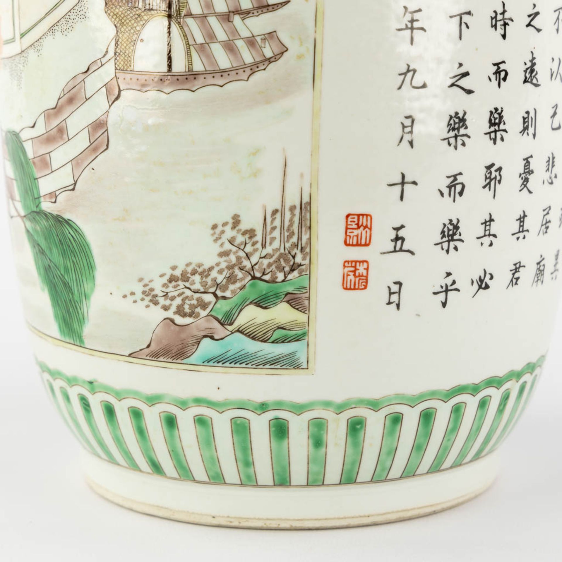 A Chinese Famille Verte 'Roulleau' vase, decorated with calligraphy and a landscape. (H:46 x D:19 cm - Bild 11 aus 13