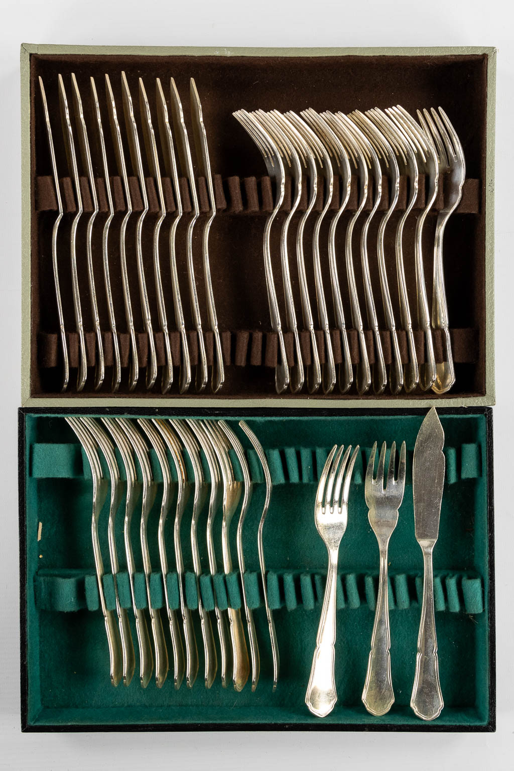 A large collection of silver-plated cutlery, added 12 Delheid silver ice spoons, 309g. - Image 16 of 16