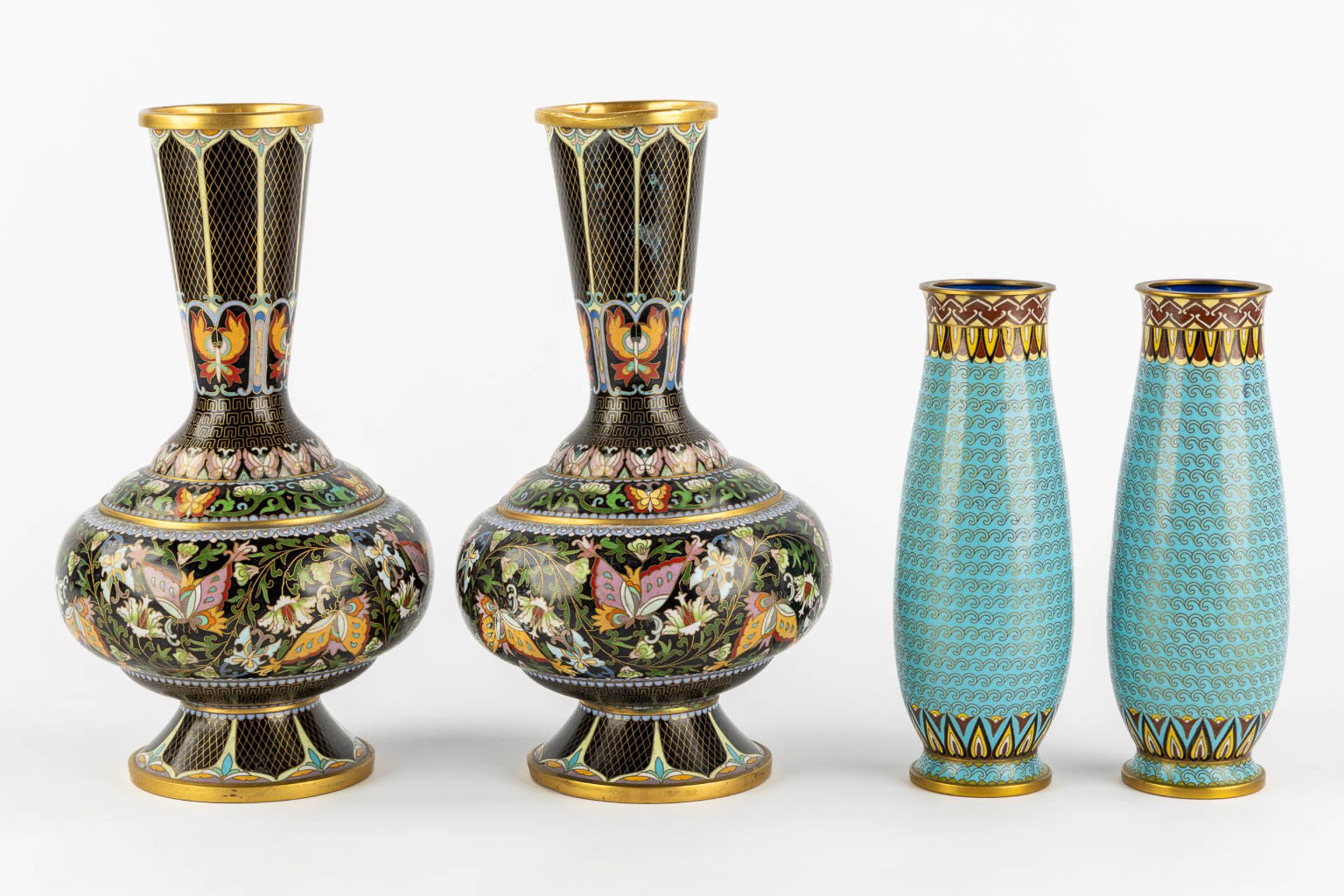 Four pairs of Cloisonné enamel vases, added 1 vase and two small pieces. (H:38 x D:23 cm) - Bild 8 aus 18