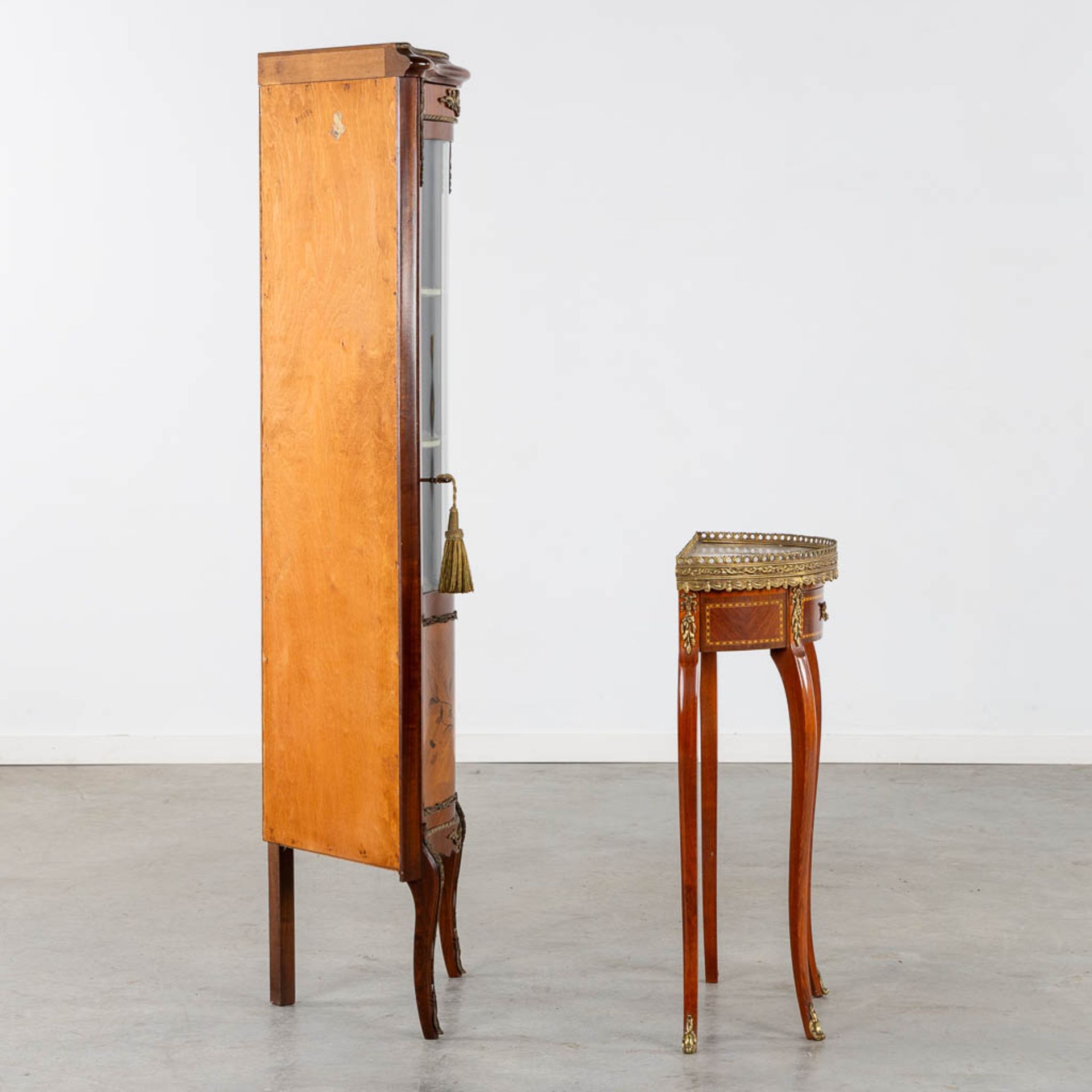 A corner cabinet and console table, marquetry mounted with bronze. 20th C. (L:34 x W:54 x H:150 cm) - Bild 4 aus 10