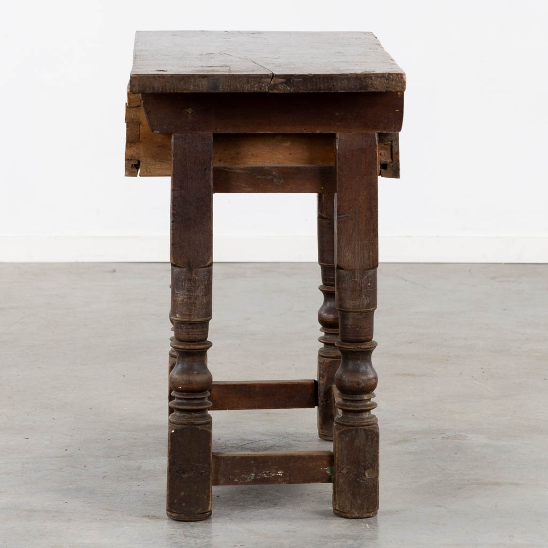An antique side table, sculptured wood. (L:46 x W:97 x H:76 cm) - Bild 7 aus 14
