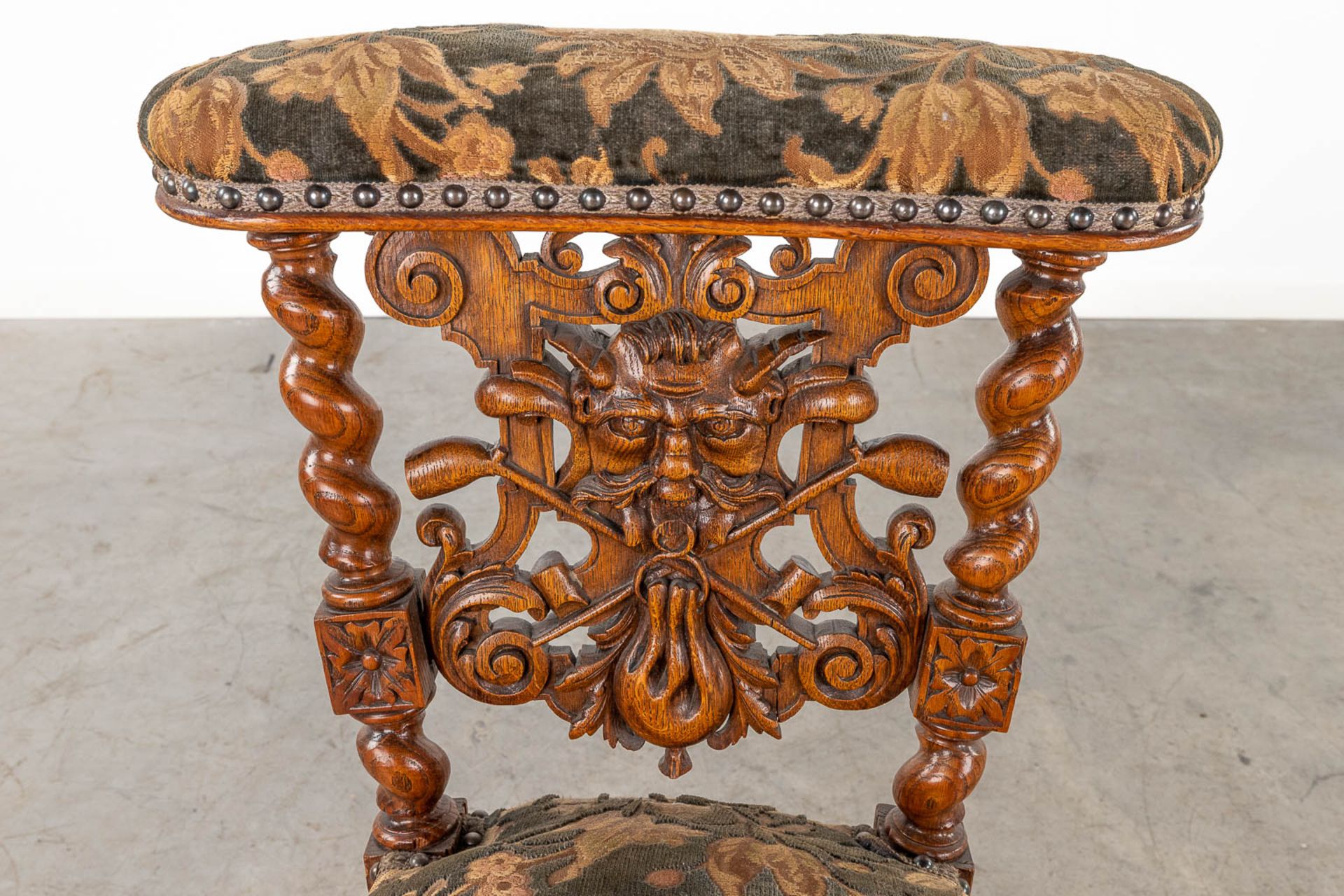 A set of 4 antique wood-sculptured smoker's chairs, oak. Circa 1900. (L:55 x W:44 x H:80 cm) - Bild 12 aus 15