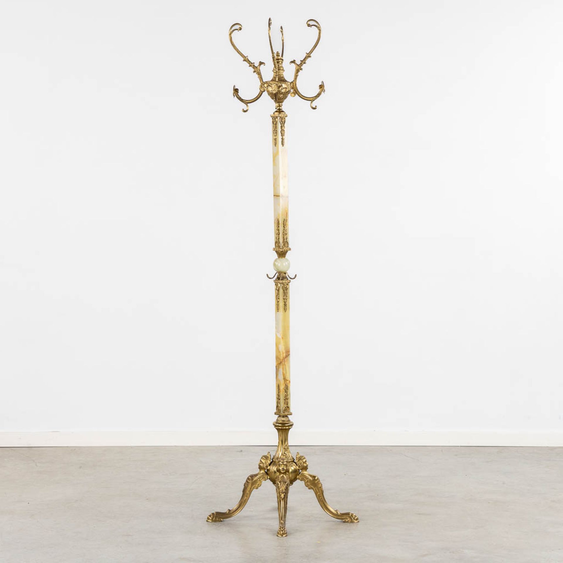 A coathanger, onyx and brass. Circa 1950. (L:40 x W:40 x H:180 cm) - Image 3 of 10