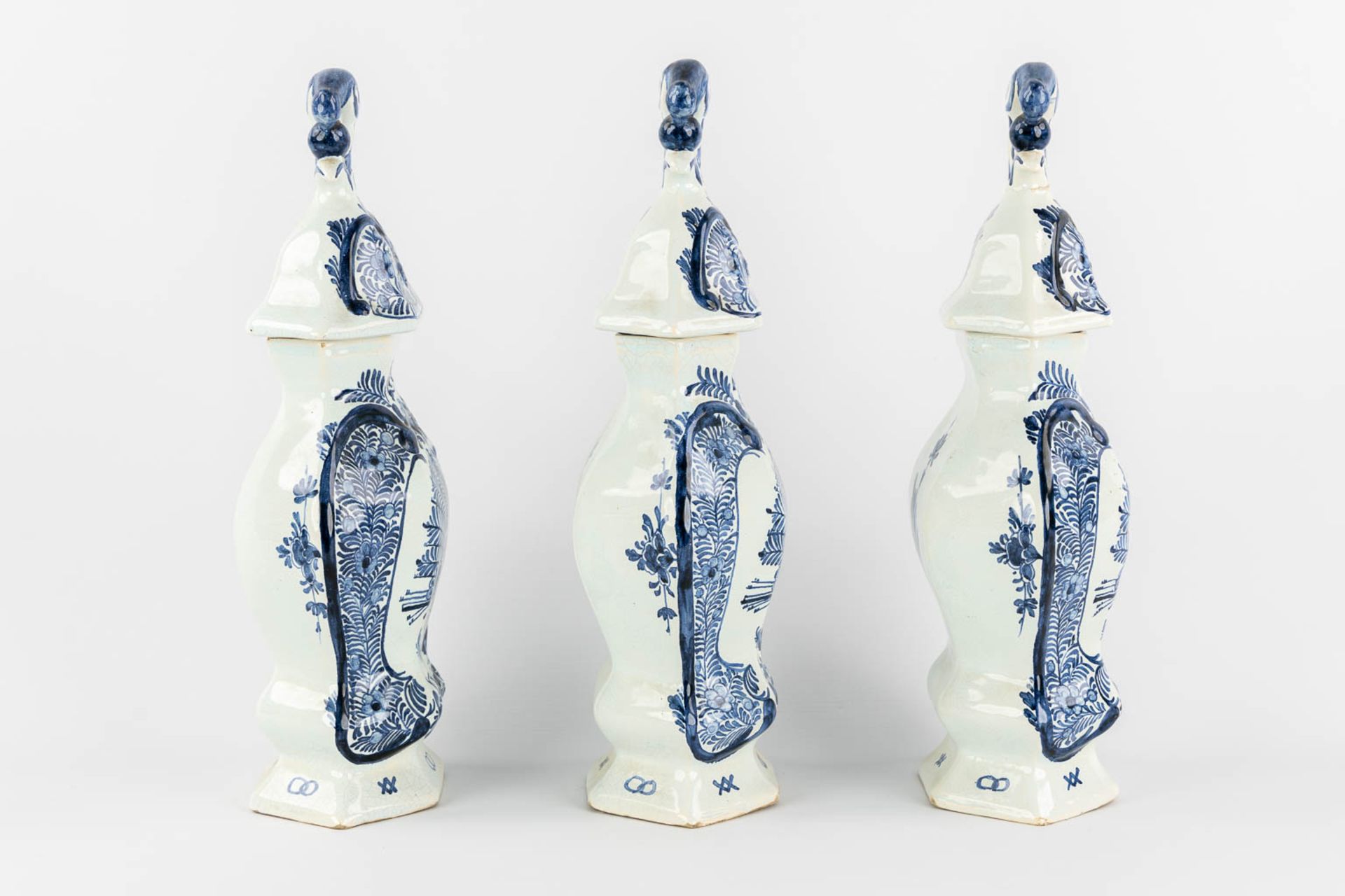 Oud Delft, Nijmegen. A 5-piece 'Kaststel', faience. (L:12 x W:18 x H:38 cm) - Image 4 of 18