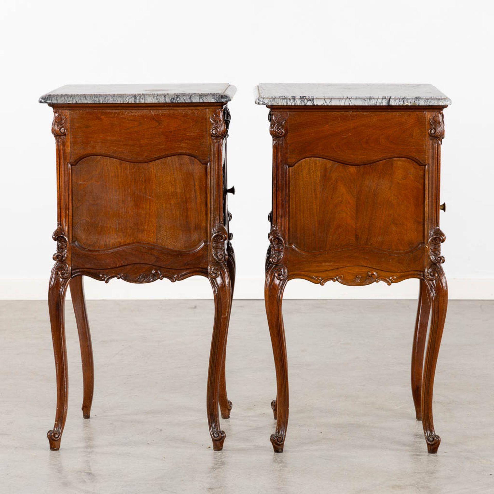 A pair of nightstands, Louis XV style with a marble top. (L:44 x W:44 x H:83 cm) - Bild 6 aus 12