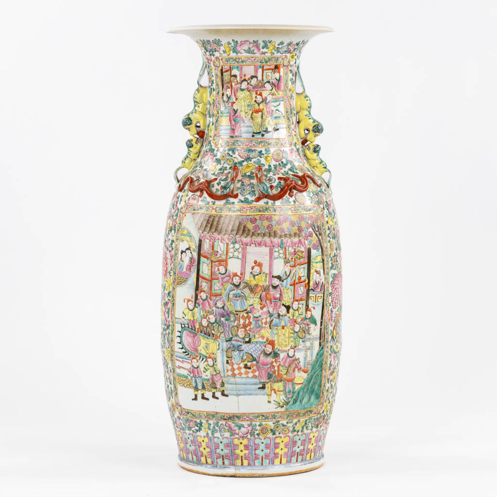 A very large Chinese Famille Rose vase, decorated with figurines (crack). (H:91 x D:38 cm) - Bild 4 aus 11