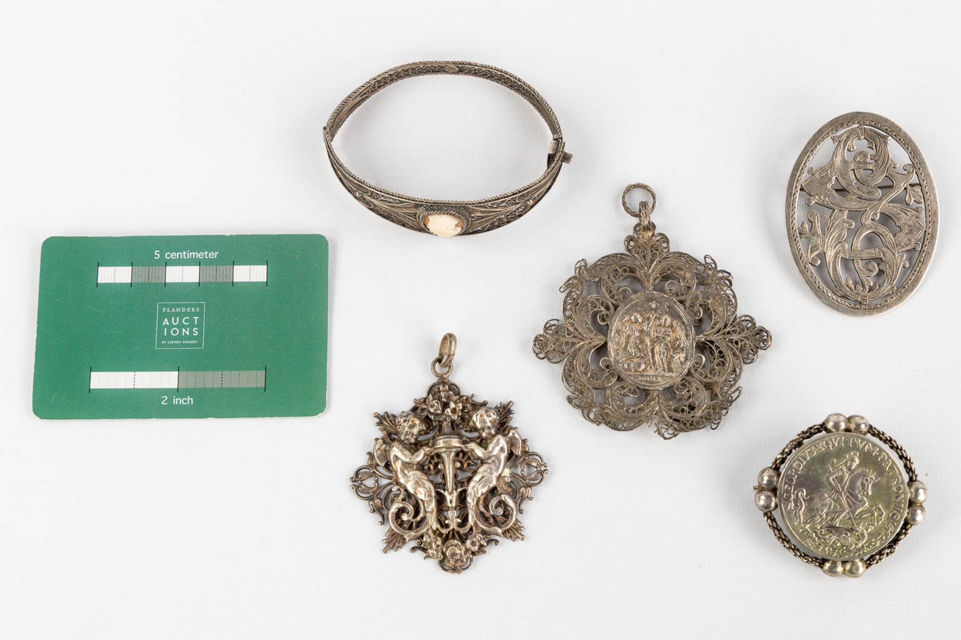 A collection of silver brooches, pendants and bracelets, Filigrane silver. 90g. (H:7 cm) - Image 2 of 8