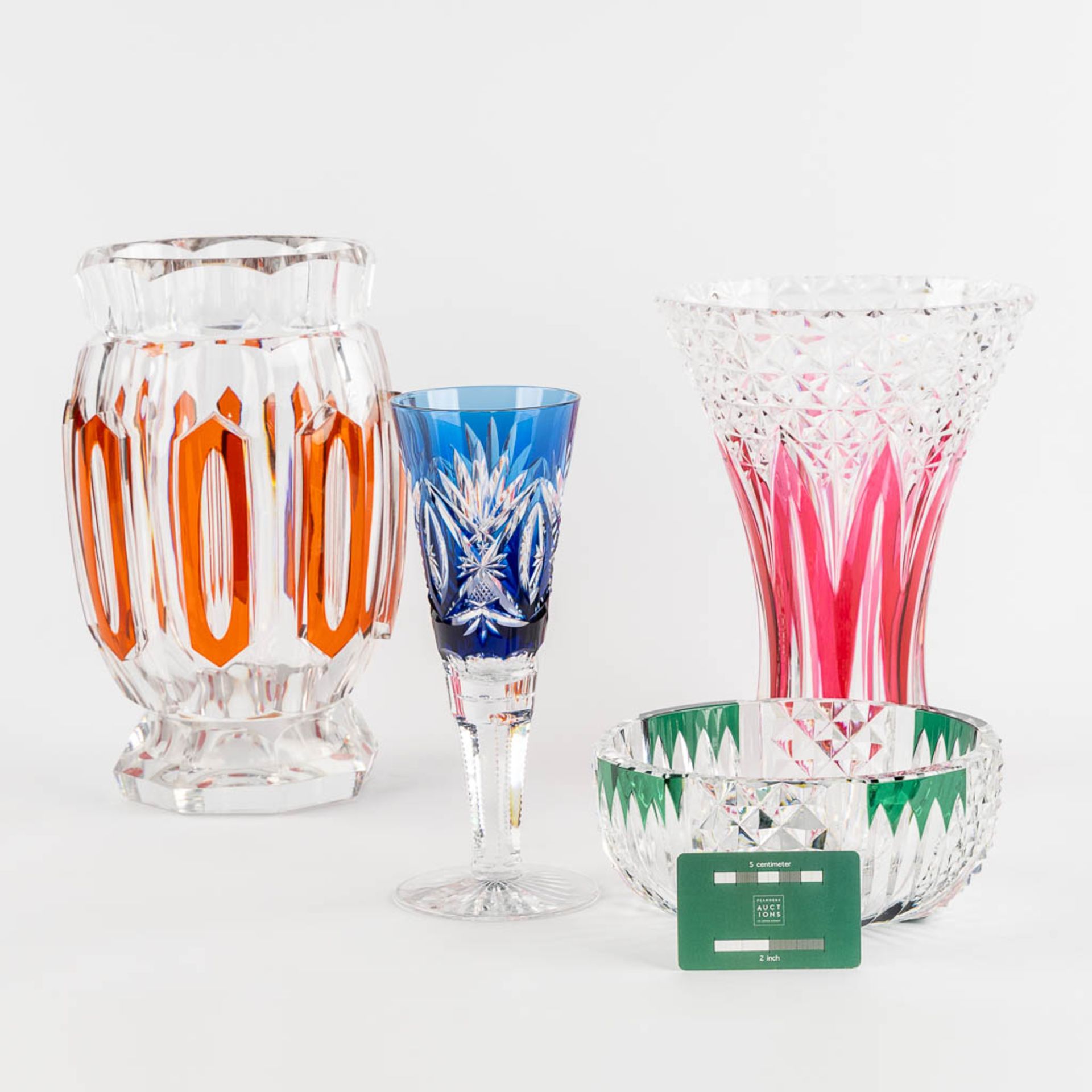 Val Saint Lambert, four pieces of cut and coloured crystal. (H:31 x D:19 cm) - Bild 2 aus 13