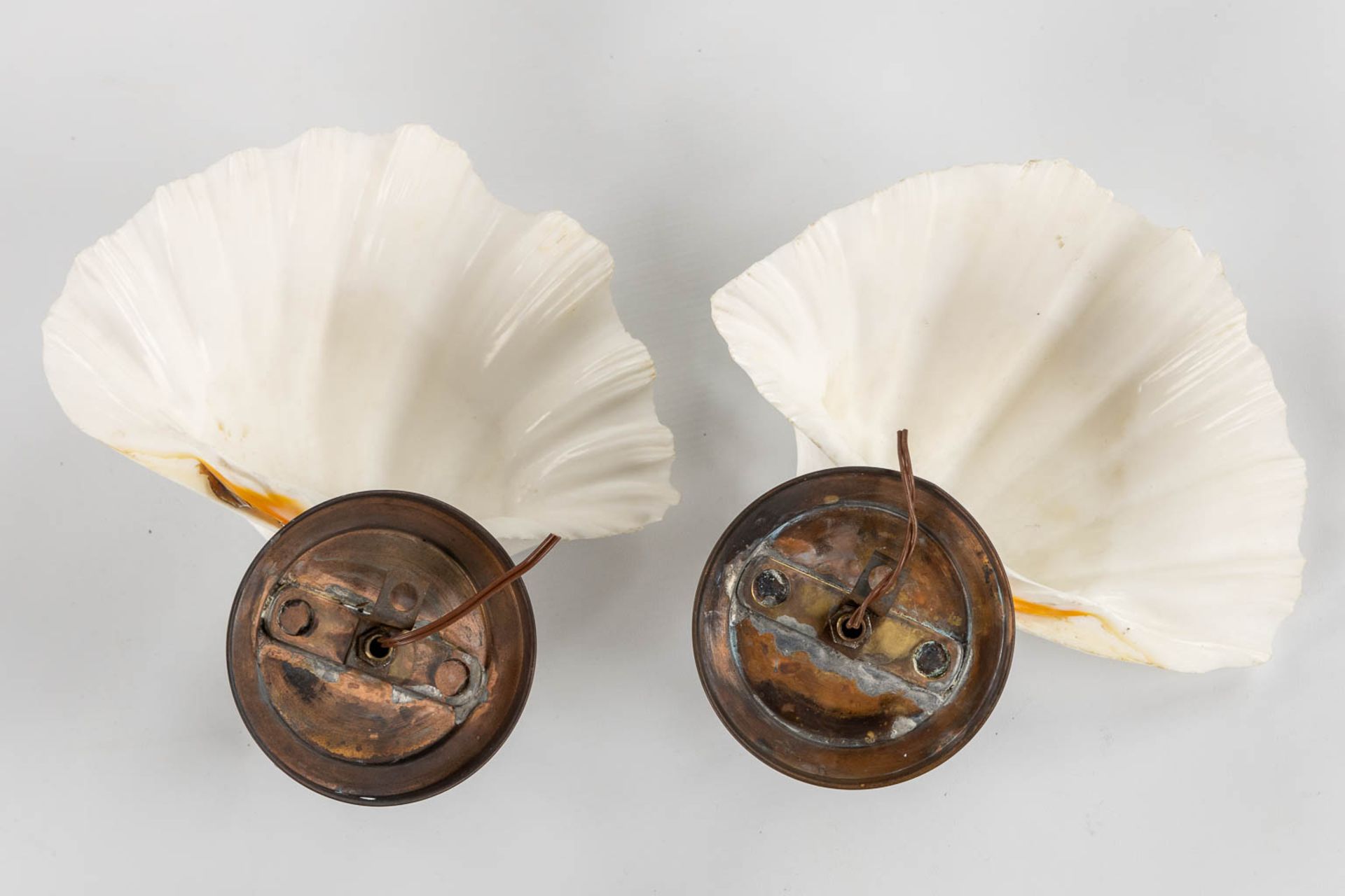 A decorative pair of walllamps, mounted on copper. Circa 1950. (L:13 x W:26 x H:25 cm) - Image 3 of 5