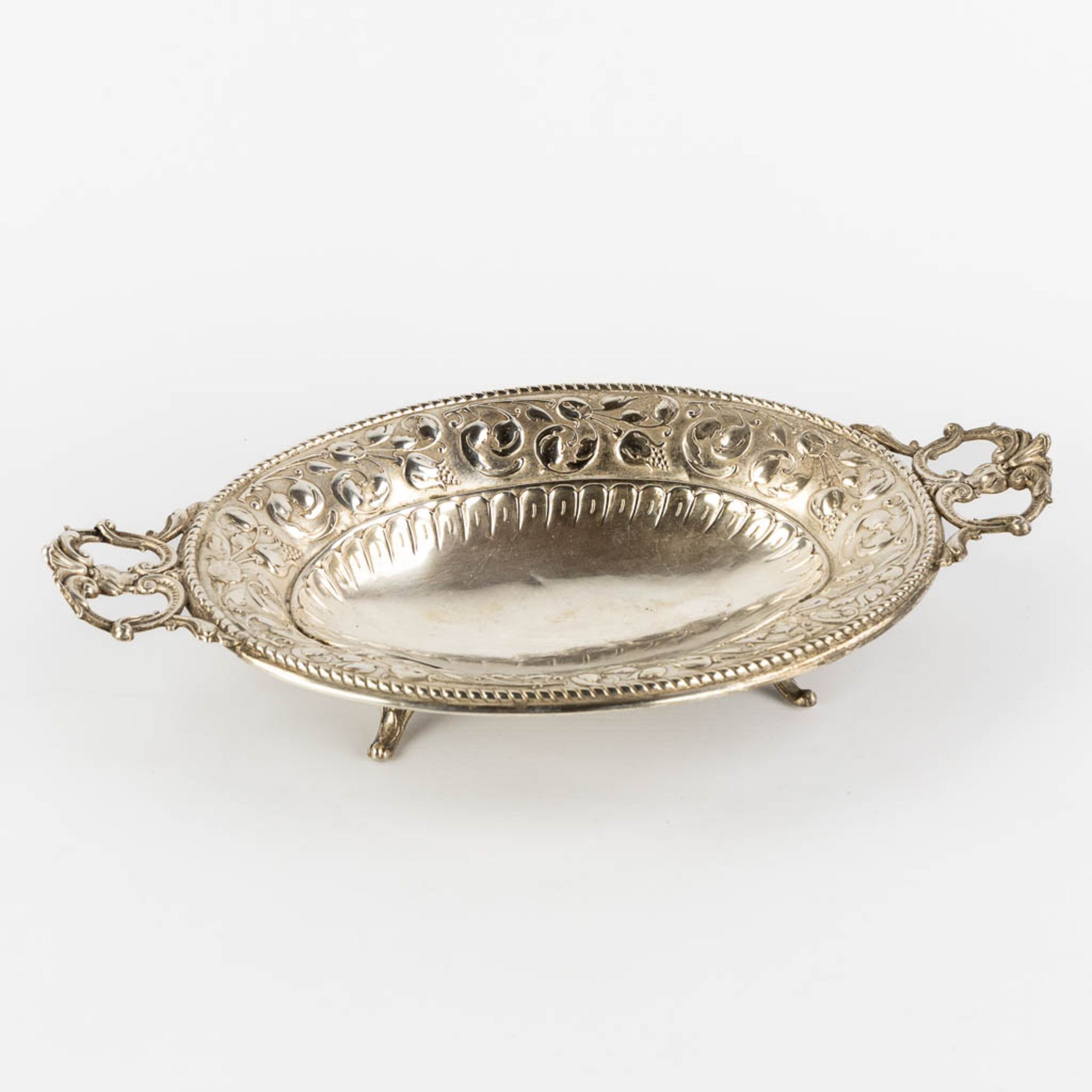 A serving bowl, silver, Germany. 800/1000. 260g. (L:21 x W:36 x H:7 cm)