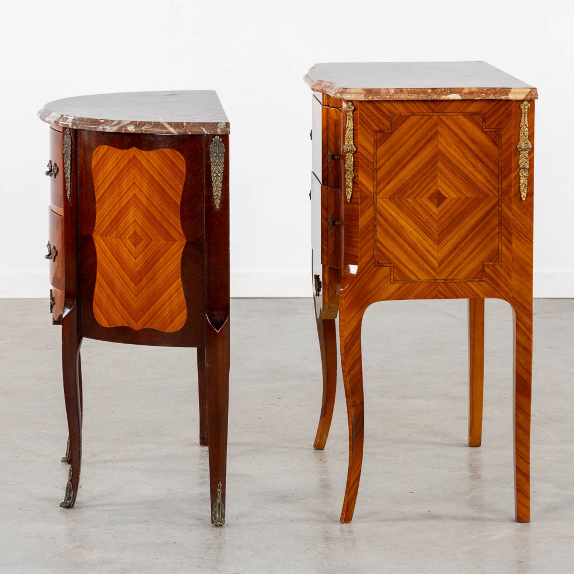 Two small cabinets with drawers, marquetry inlay and a marble top. 20th C. (L:39 x W:70 x H:80 cm) - Bild 5 aus 11