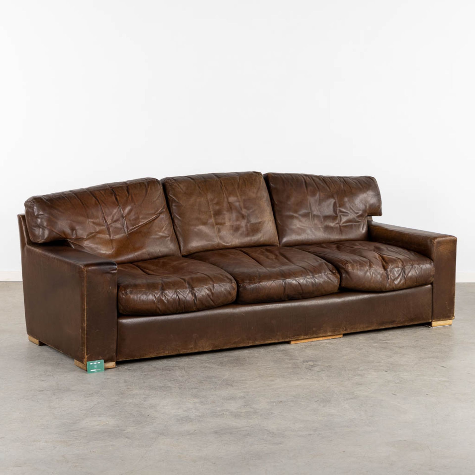 A vintage, three-person leather sofa. Circa 1970. (L:90 x W:225 x H:78 cm) - Bild 2 aus 12